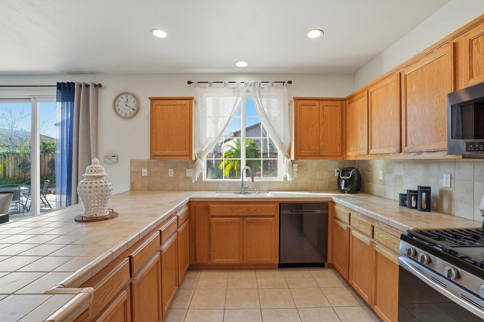 Detail Gallery Image 18 of 57 For 4597 Bonsai Ave, Tracy,  CA 95377 - 4 Beds | 2/1 Baths