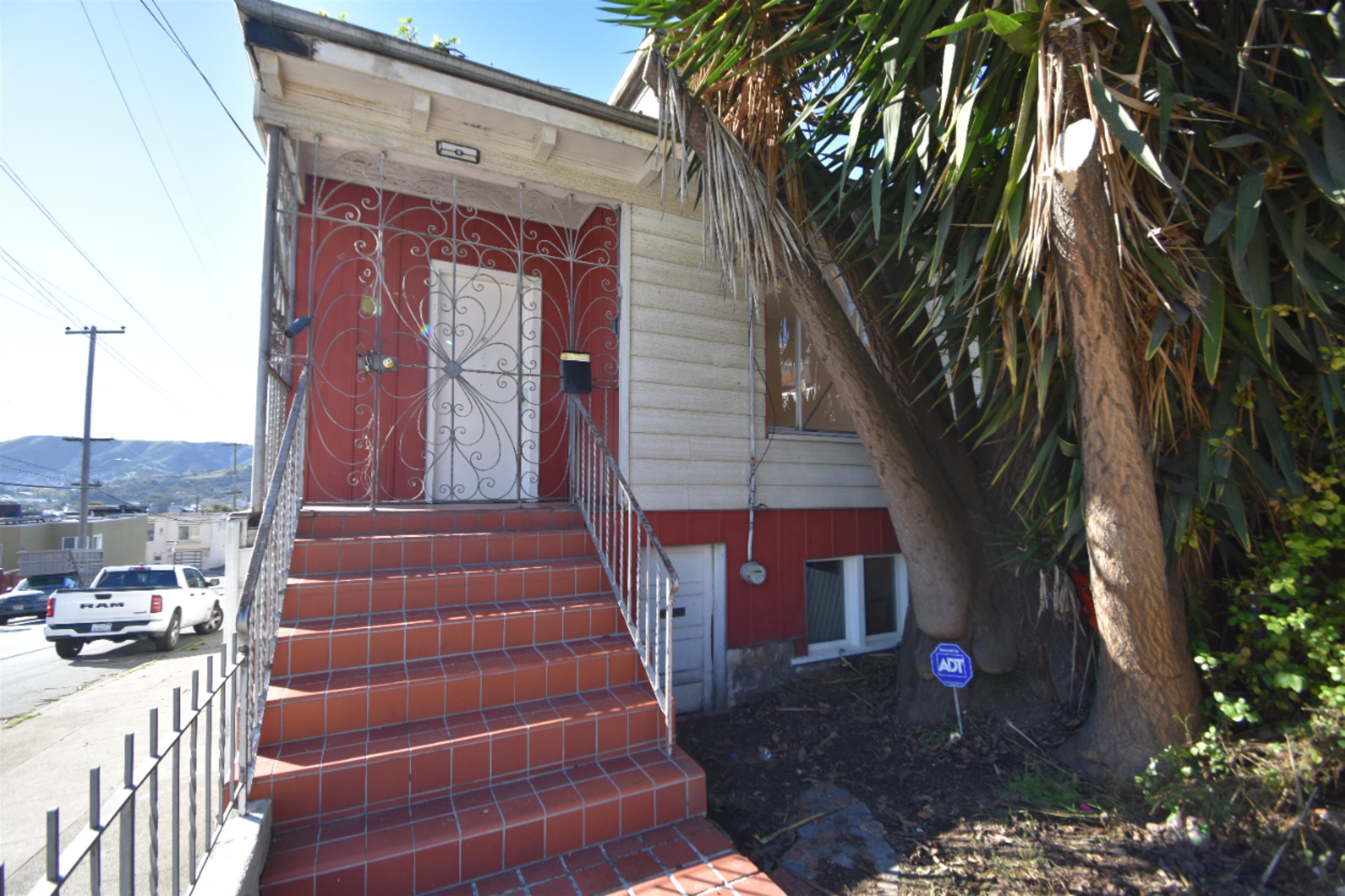 Detail Gallery Image 5 of 23 For 501 Campbell Ave, San Francisco,  CA 94134 - 3 Beds | 1 Baths