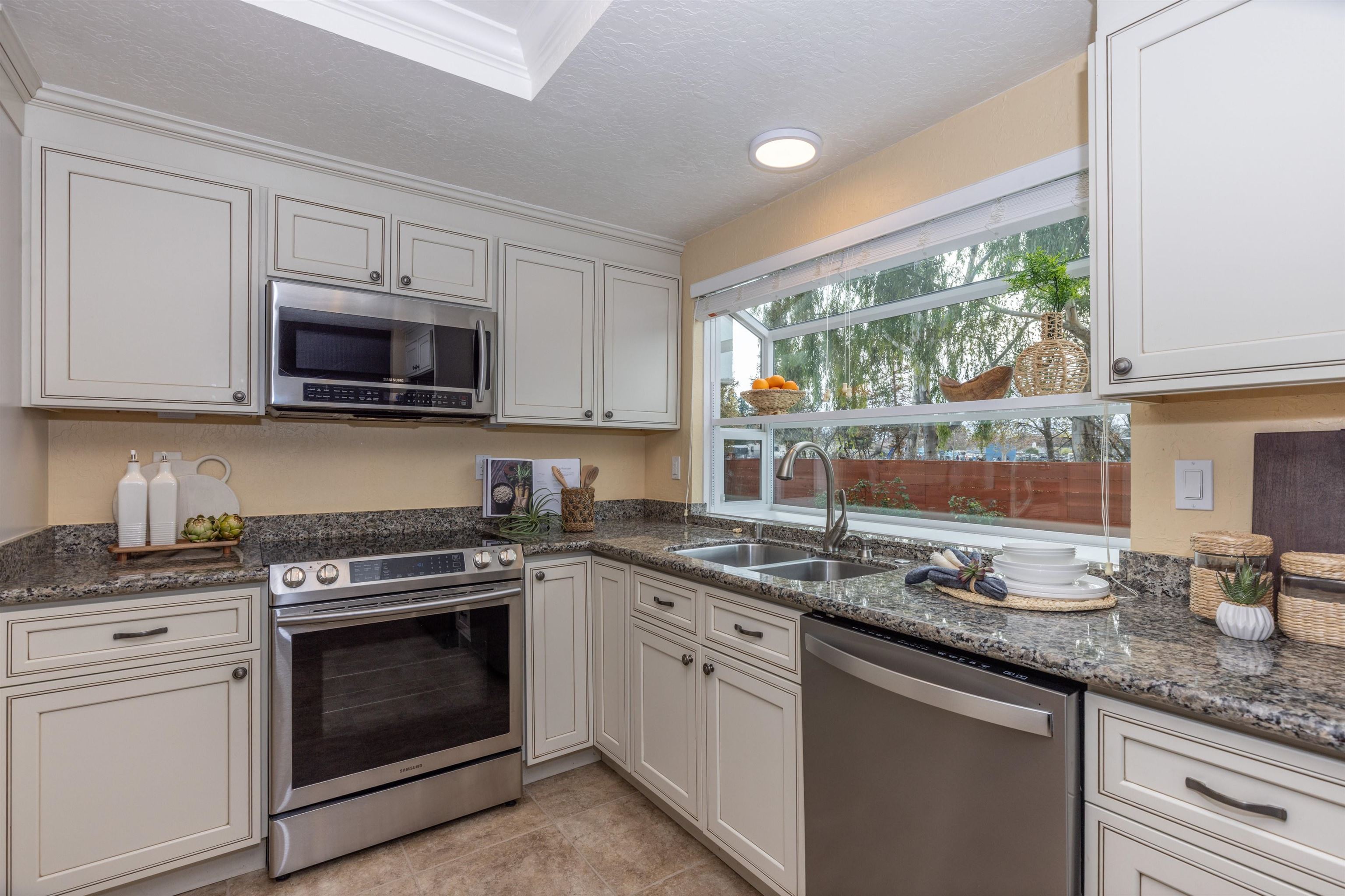 Detail Gallery Image 12 of 52 For 5359 Charlotte Way, Livermore,  CA 94550 - 4 Beds | 2/1 Baths