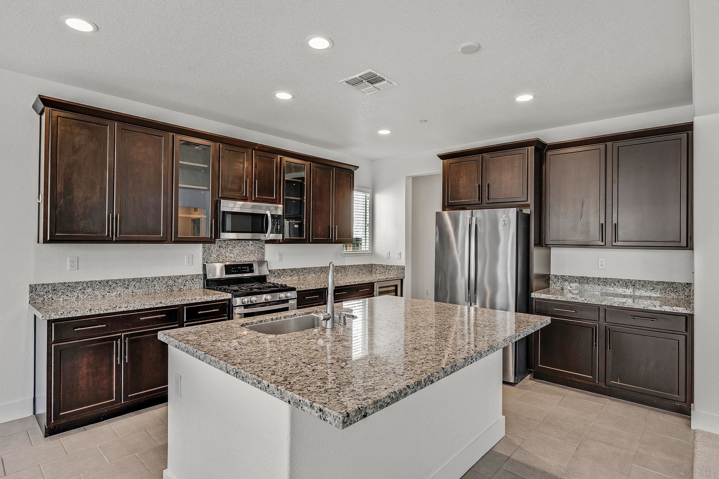 Detail Gallery Image 8 of 38 For 18499 Lewiston Dr, Lathrop,  CA 95330-8433 - 4 Beds | 3/1 Baths