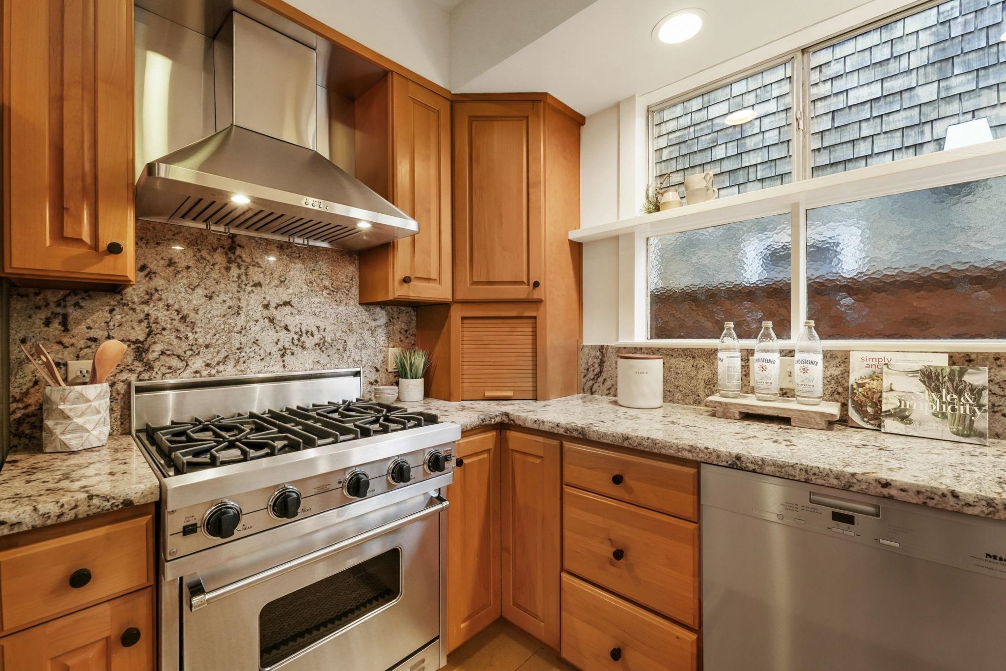 Detail Gallery Image 11 of 45 For 2951 Linden Ave, Berkeley,  CA 94705 - 5 Beds | 2 Baths