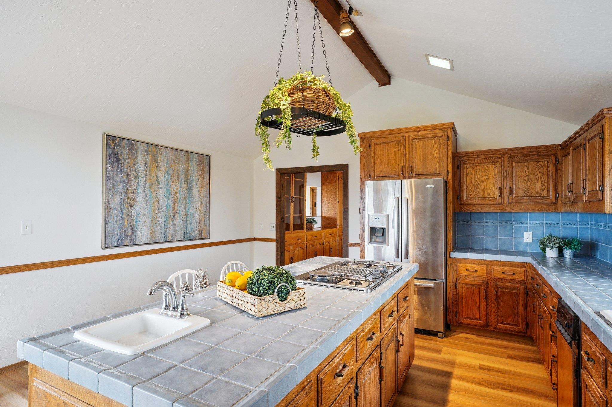 Detail Gallery Image 9 of 30 For 23762 Hutchinson Rd, Los Gatos,  CA 95033 - 4 Beds | 3 Baths