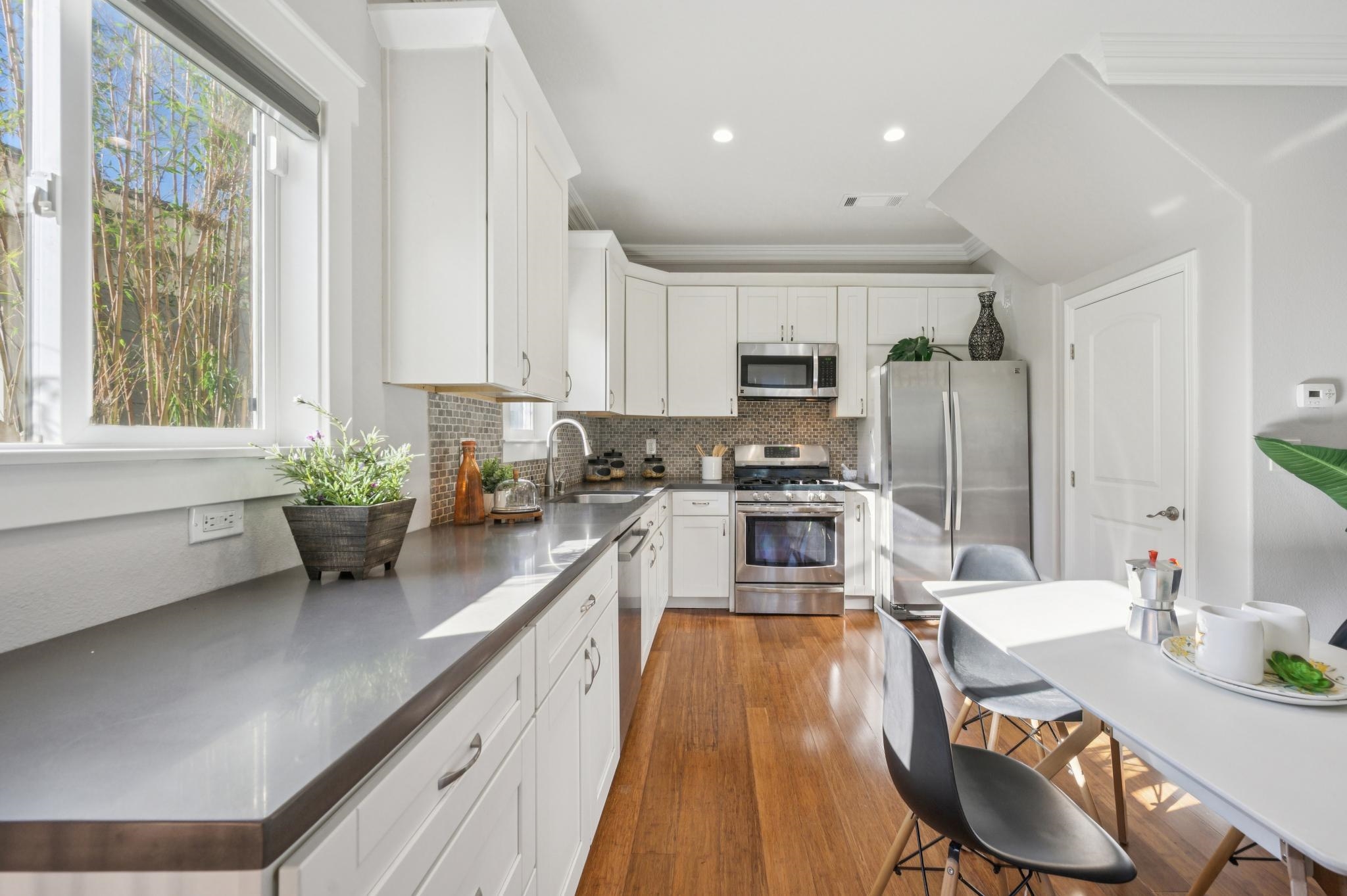 Detail Gallery Image 12 of 58 For 3033 Ellis St #B,  Berkeley,  CA 94703 - 3 Beds | 2/1 Baths