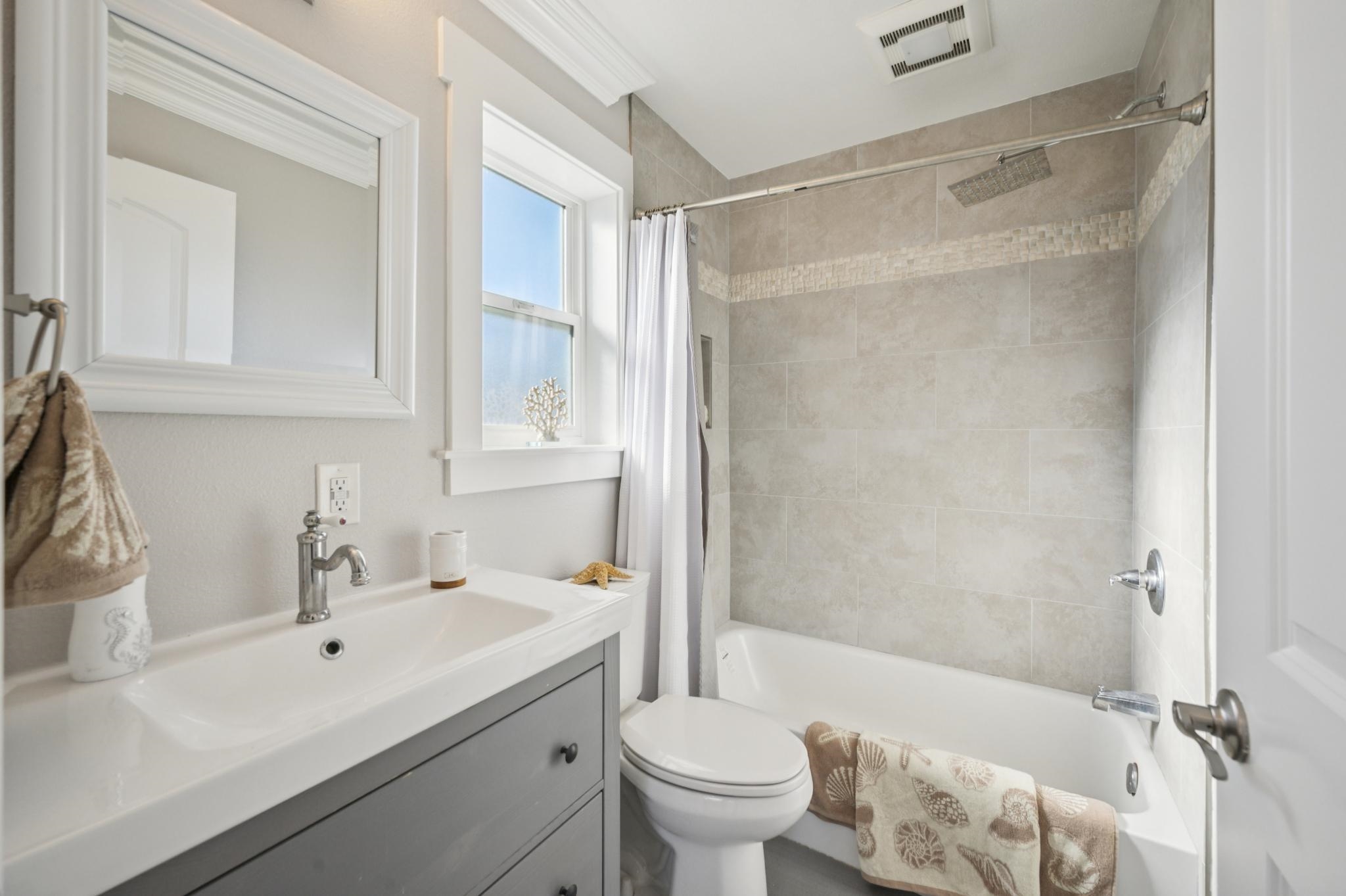 Detail Gallery Image 24 of 58 For 3033 Ellis St #B,  Berkeley,  CA 94703 - 3 Beds | 2/1 Baths