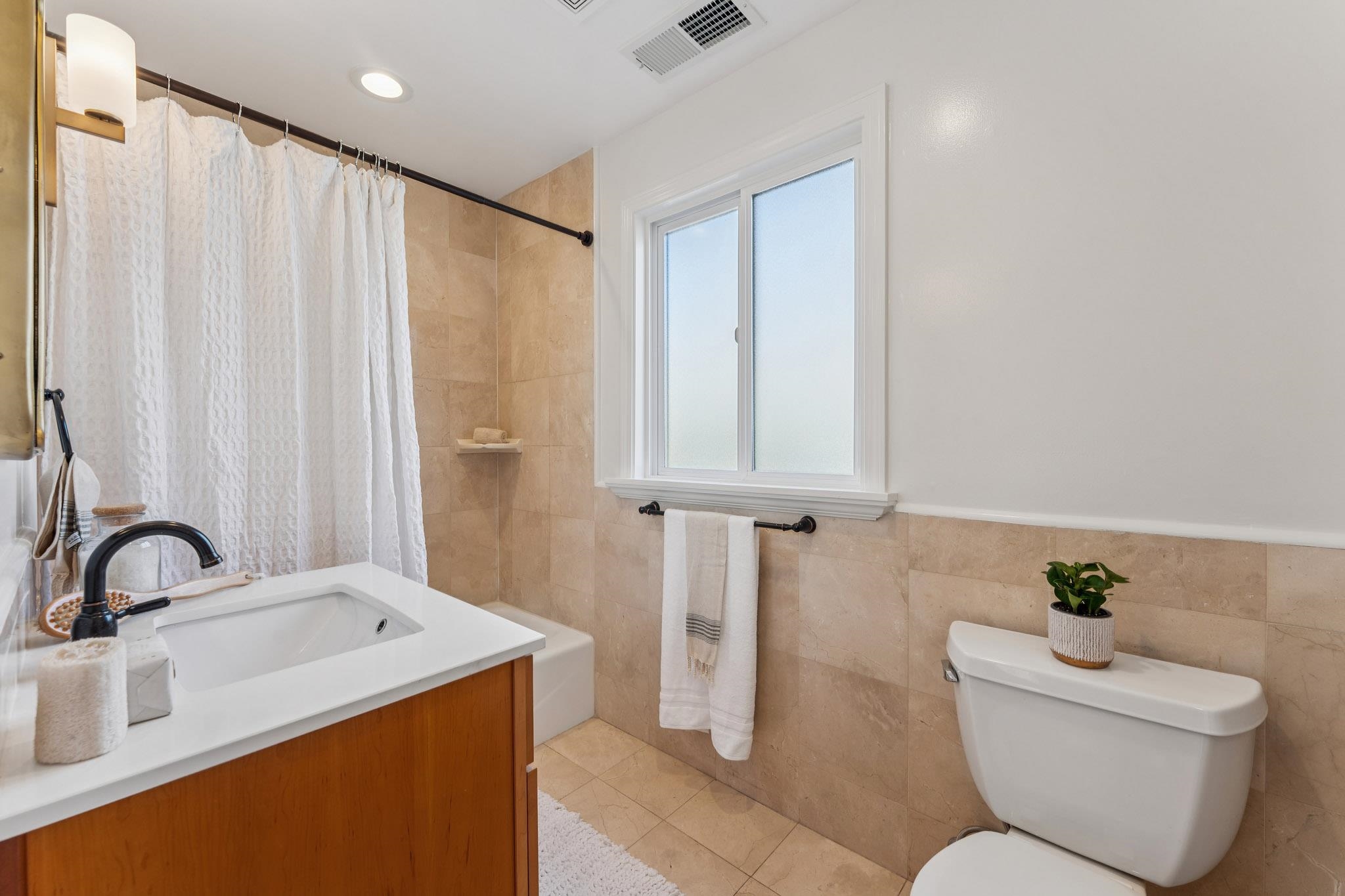 Detail Gallery Image 27 of 40 For 688 57th St, Oakland,  CA 94609 - 3 Beds | 3 Baths