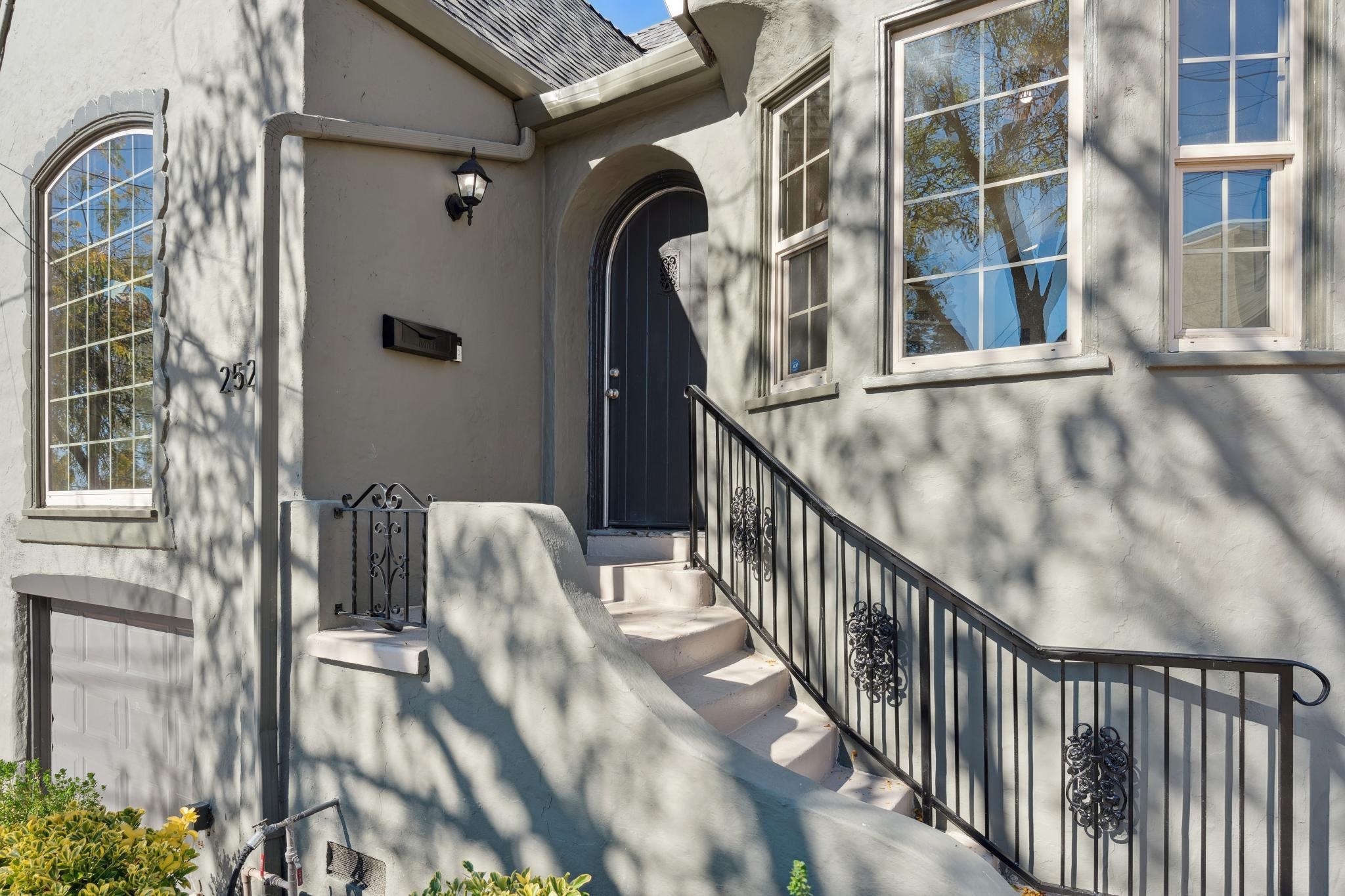 Detail Gallery Image 2 of 44 For 2521 80th Ave, Oakland,  CA 94605 - 3 Beds | 1/1 Baths