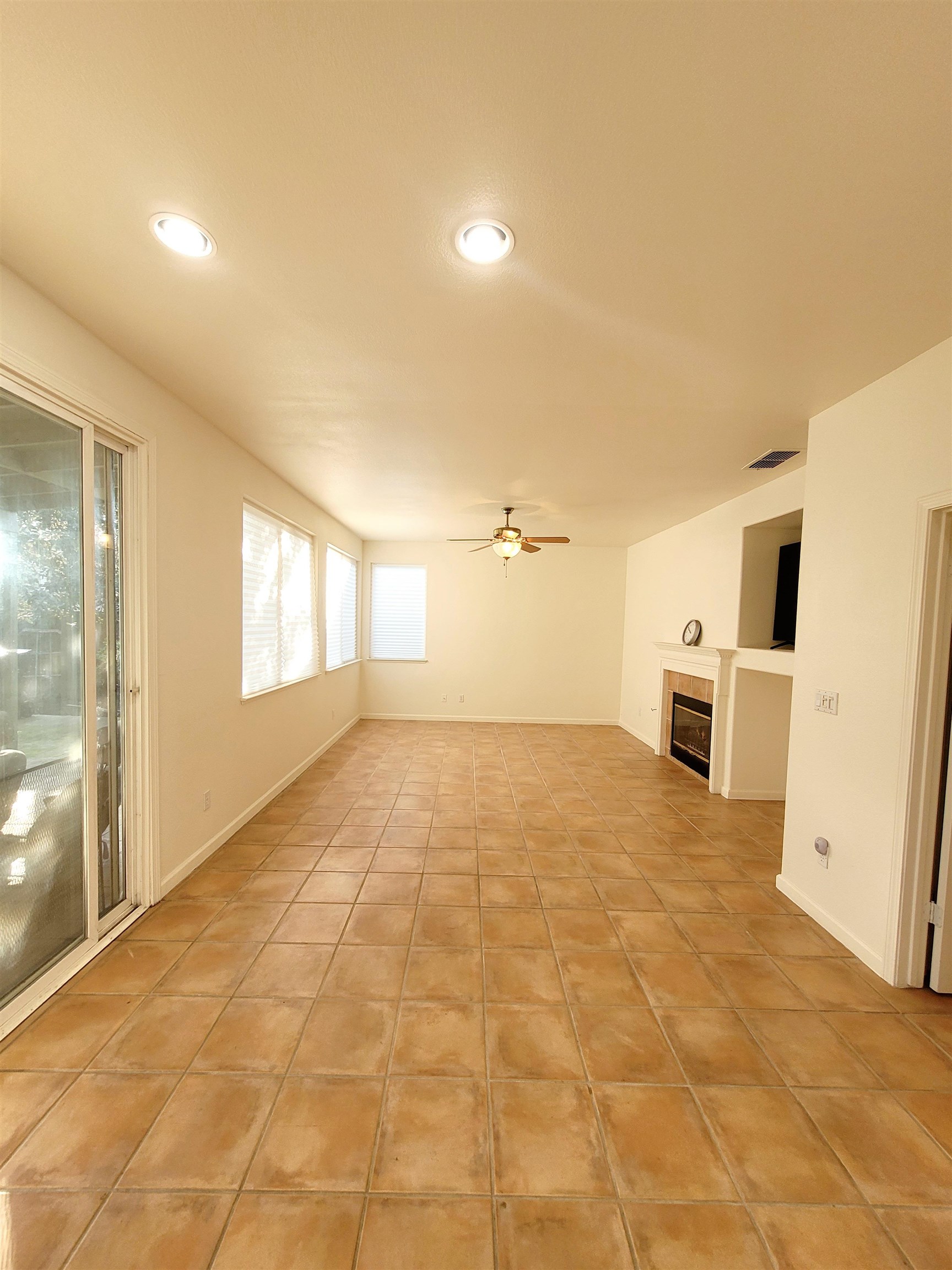 Detail Gallery Image 4 of 23 For 4224 Pinehurst Cir, Stockton,  CA 95219 - 3 Beds | 3 Baths