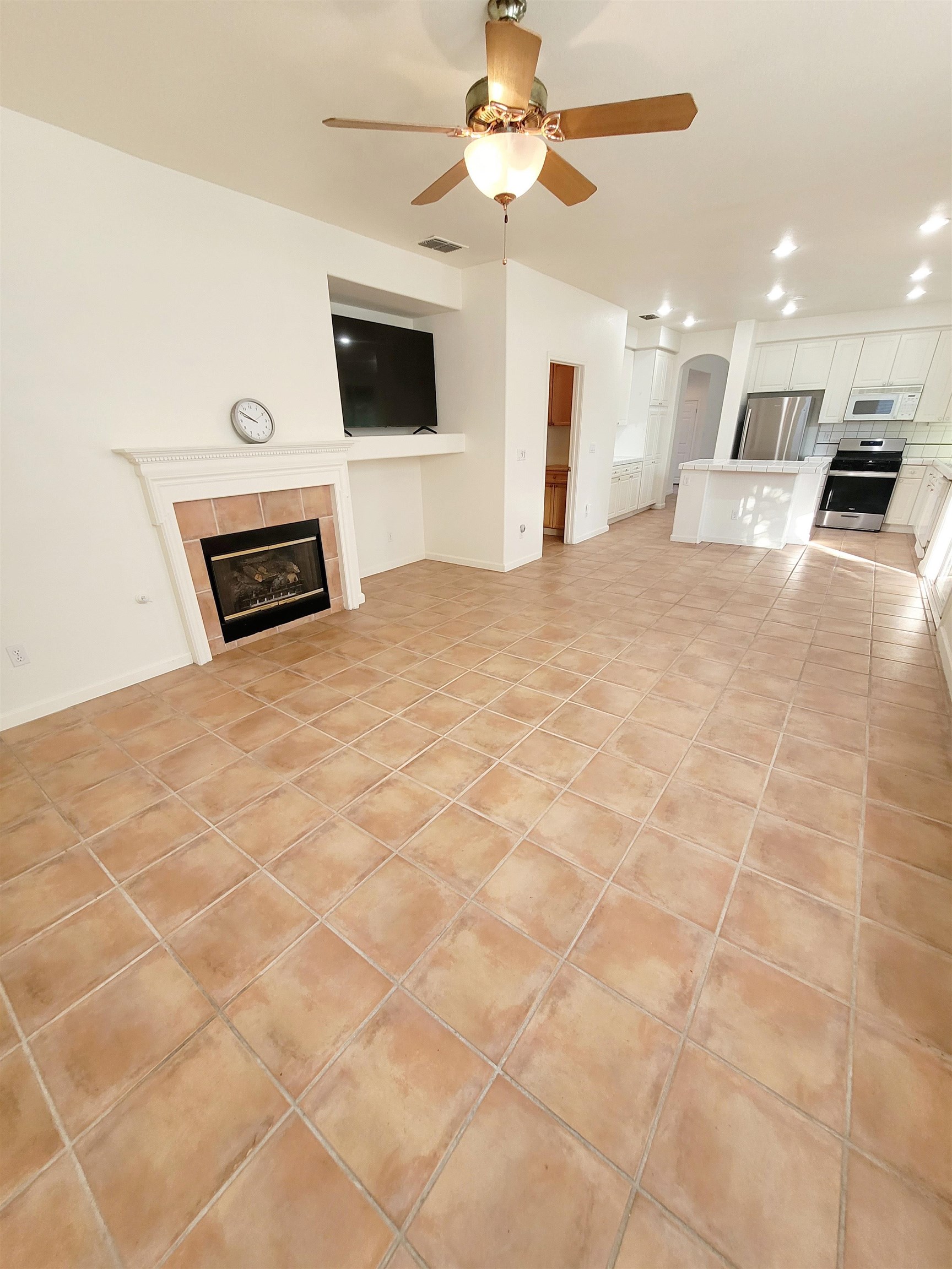 Detail Gallery Image 7 of 23 For 4224 Pinehurst Cir, Stockton,  CA 95219 - 3 Beds | 3 Baths