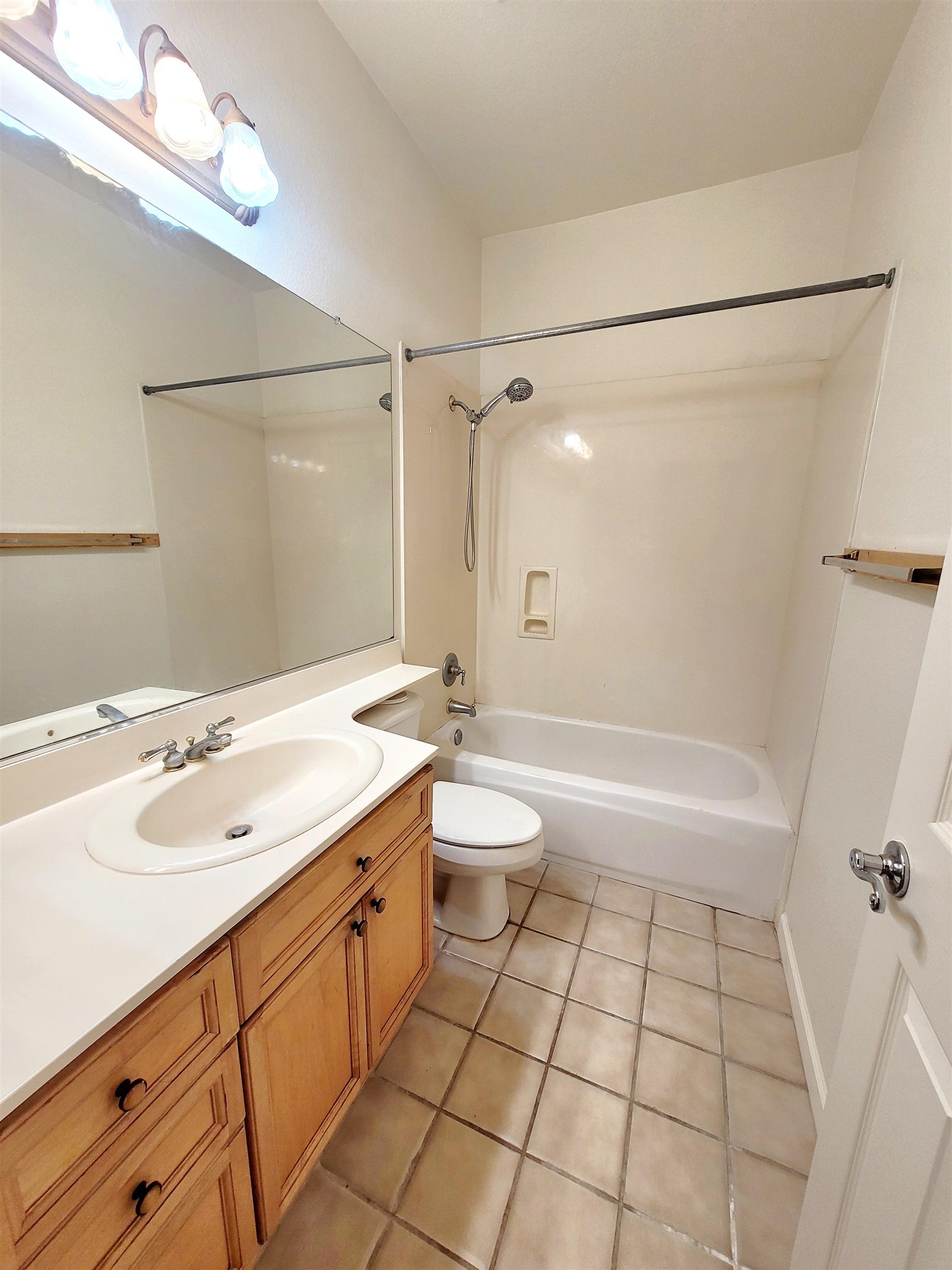 Detail Gallery Image 9 of 23 For 4224 Pinehurst Cir, Stockton,  CA 95219 - 3 Beds | 3 Baths