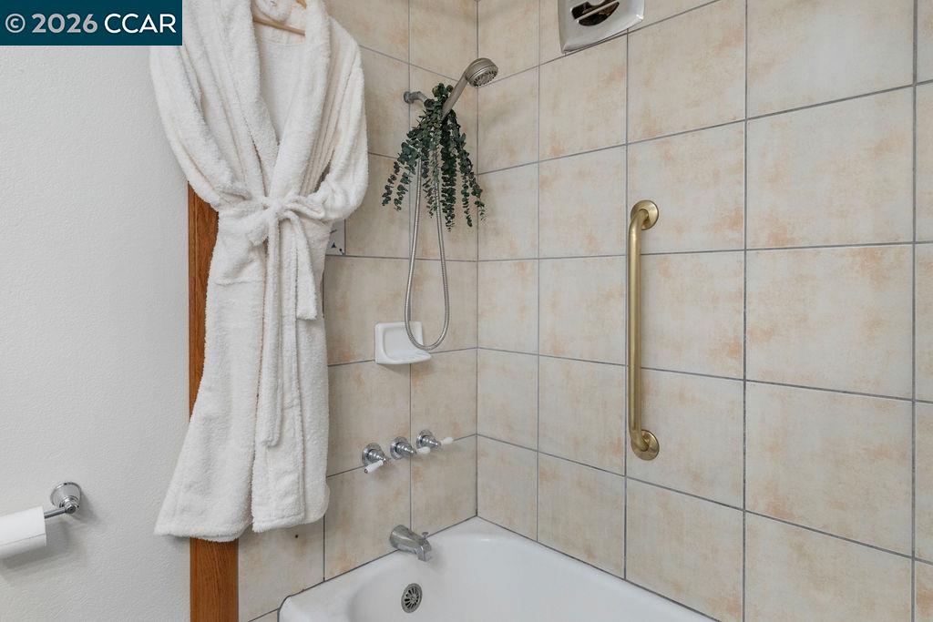 Detail Gallery Image 20 of 39 For 7308 Altura Pl, Oakland,  CA 94605 - 3 Beds | 1 Baths