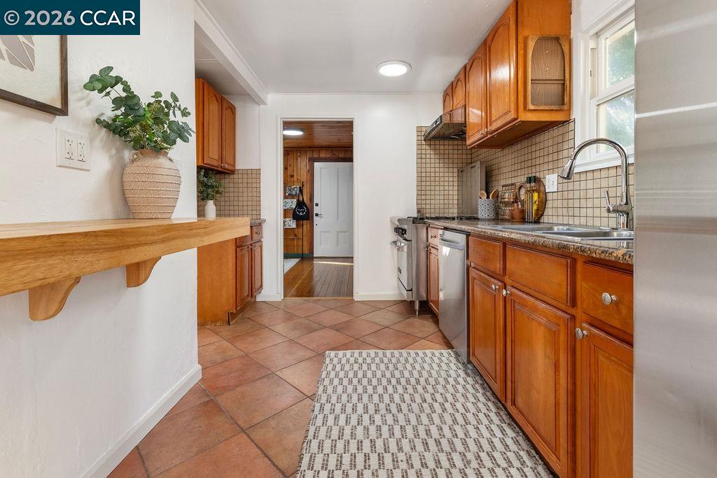 Detail Gallery Image 9 of 39 For 7308 Altura Pl, Oakland,  CA 94605 - 3 Beds | 1 Baths