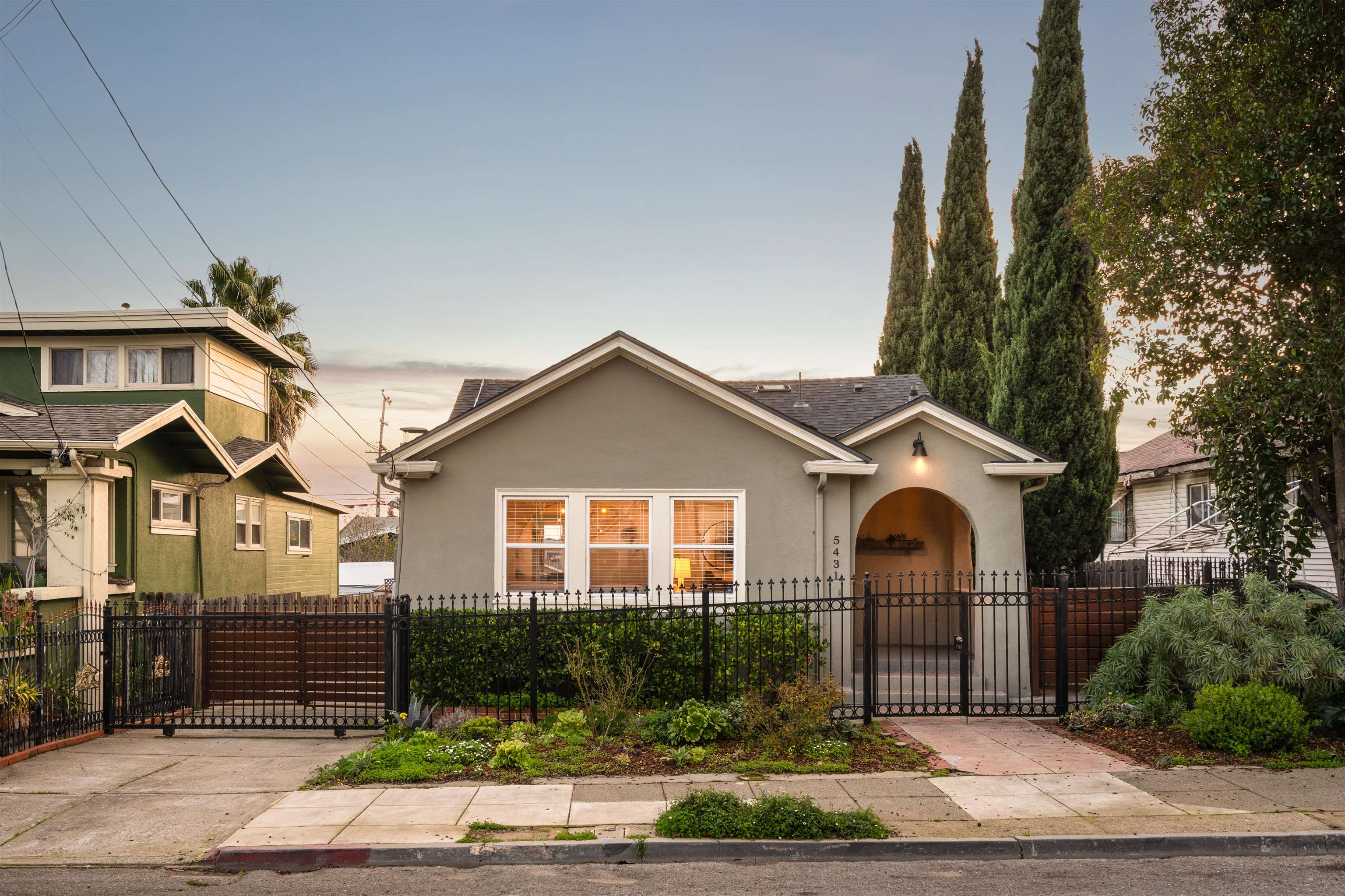 Detail Gallery Image 3 of 31 For 5431 Ygnacio Ave, Oakland,  CA 94601 - 3 Beds | 2 Baths