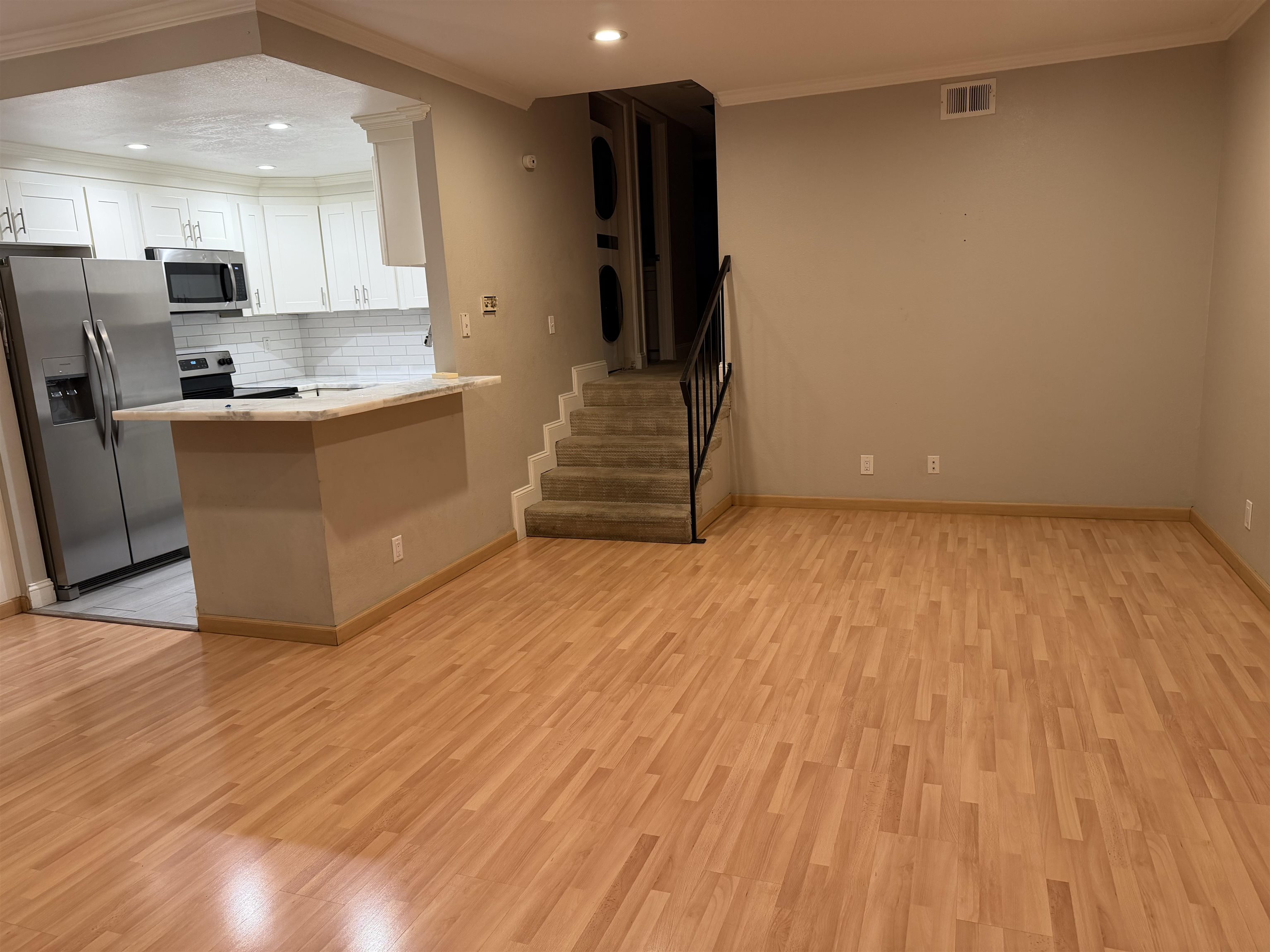 Detail Gallery Image 2 of 12 For 301 Kenbrook Cir, San Jose,  CA 95111 - 2 Beds | 2 Baths