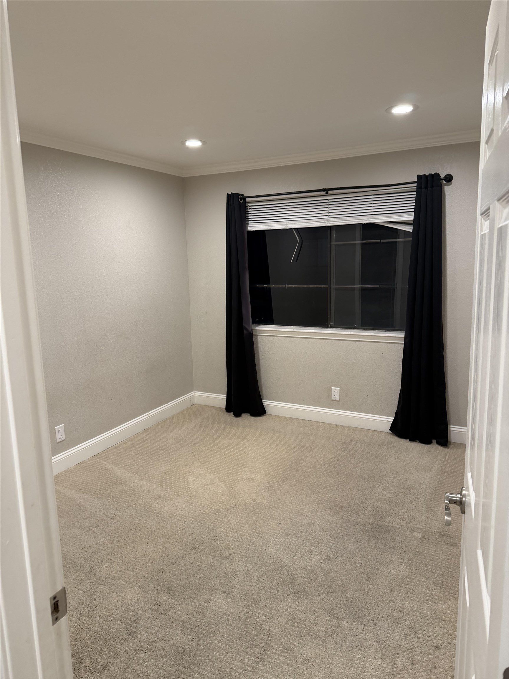 Detail Gallery Image 8 of 12 For 301 Kenbrook Cir, San Jose,  CA 95111 - 2 Beds | 2 Baths