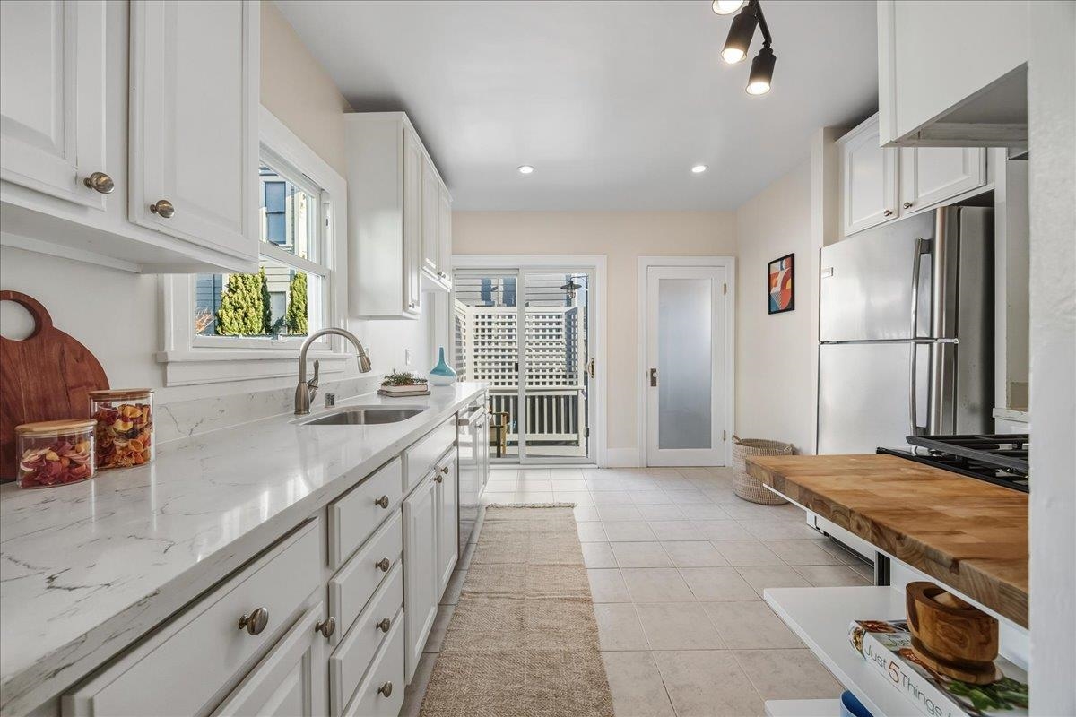 Detail Gallery Image 11 of 47 For 1720 Walnut St., Alameda,  CA 94501 - 2 Beds | 2 Baths