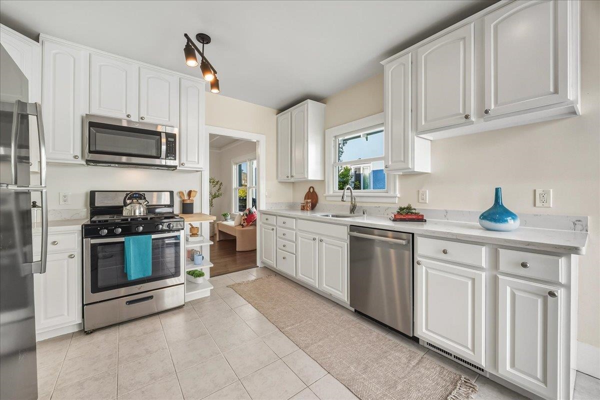 Detail Gallery Image 12 of 47 For 1720 Walnut St., Alameda,  CA 94501 - 2 Beds | 2 Baths