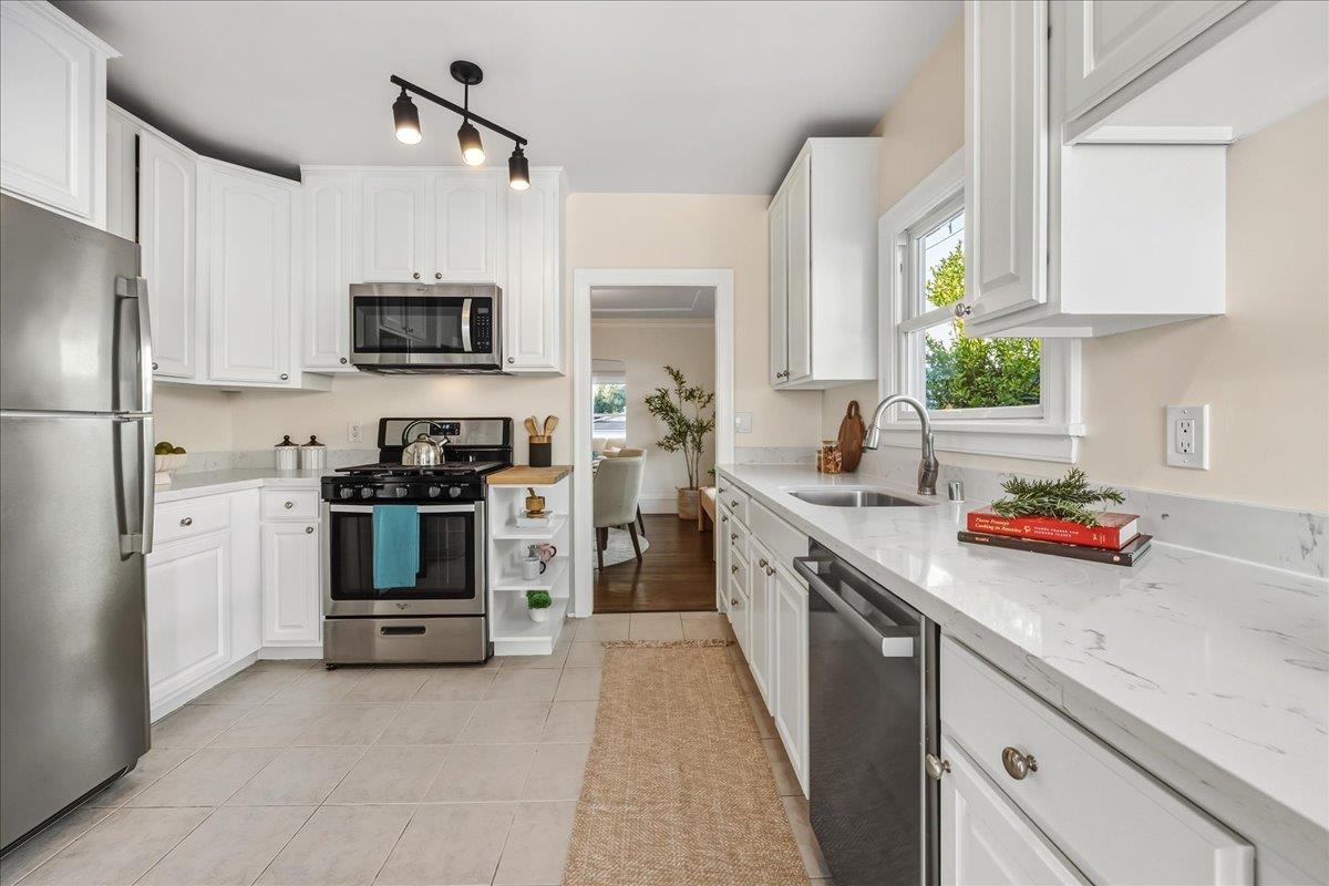 Detail Gallery Image 13 of 47 For 1720 Walnut St., Alameda,  CA 94501 - 2 Beds | 2 Baths