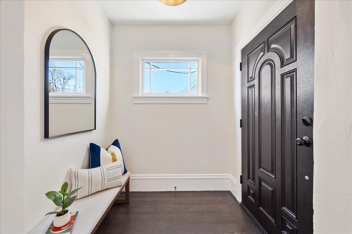 Detail Gallery Image 4 of 47 For 1720 Walnut St., Alameda,  CA 94501 - 2 Beds | 2 Baths