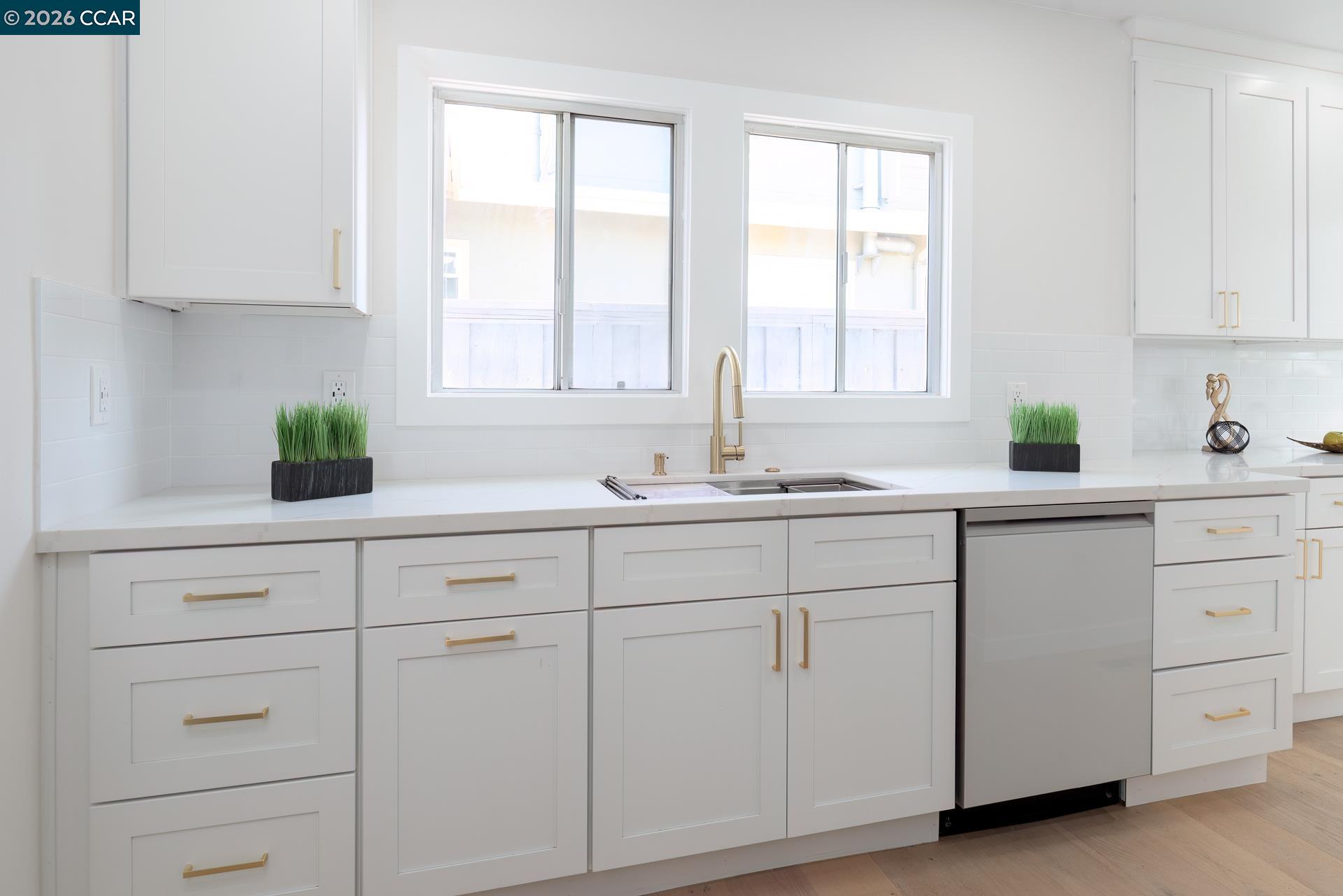 Detail Gallery Image 15 of 59 For 1515 Hampel St, Oakland,  CA 94602 - 2 Beds | 1 Baths