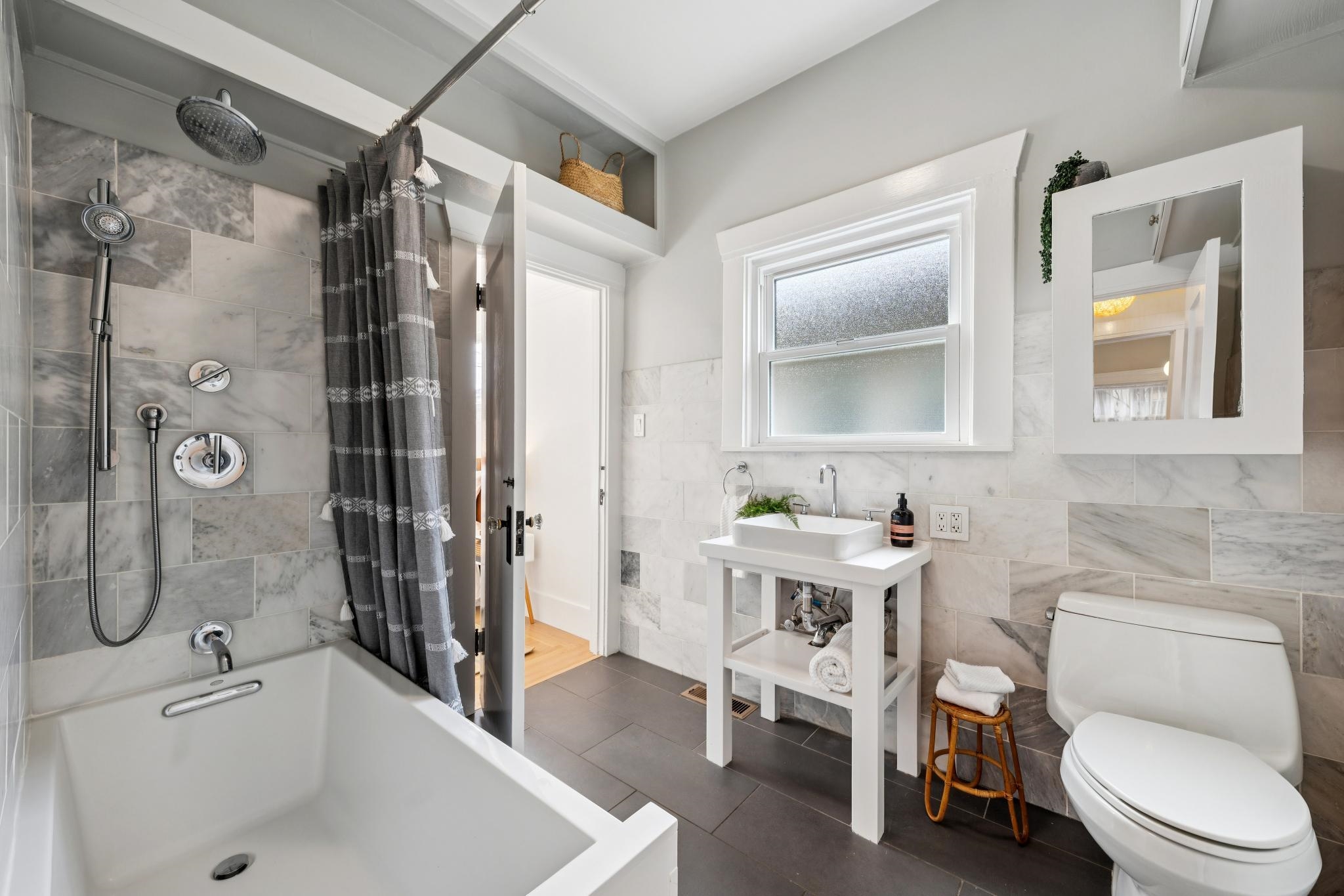 Detail Gallery Image 18 of 37 For 390 50th St, Oakland,  CA 94609 - 3 Beds | 2 Baths