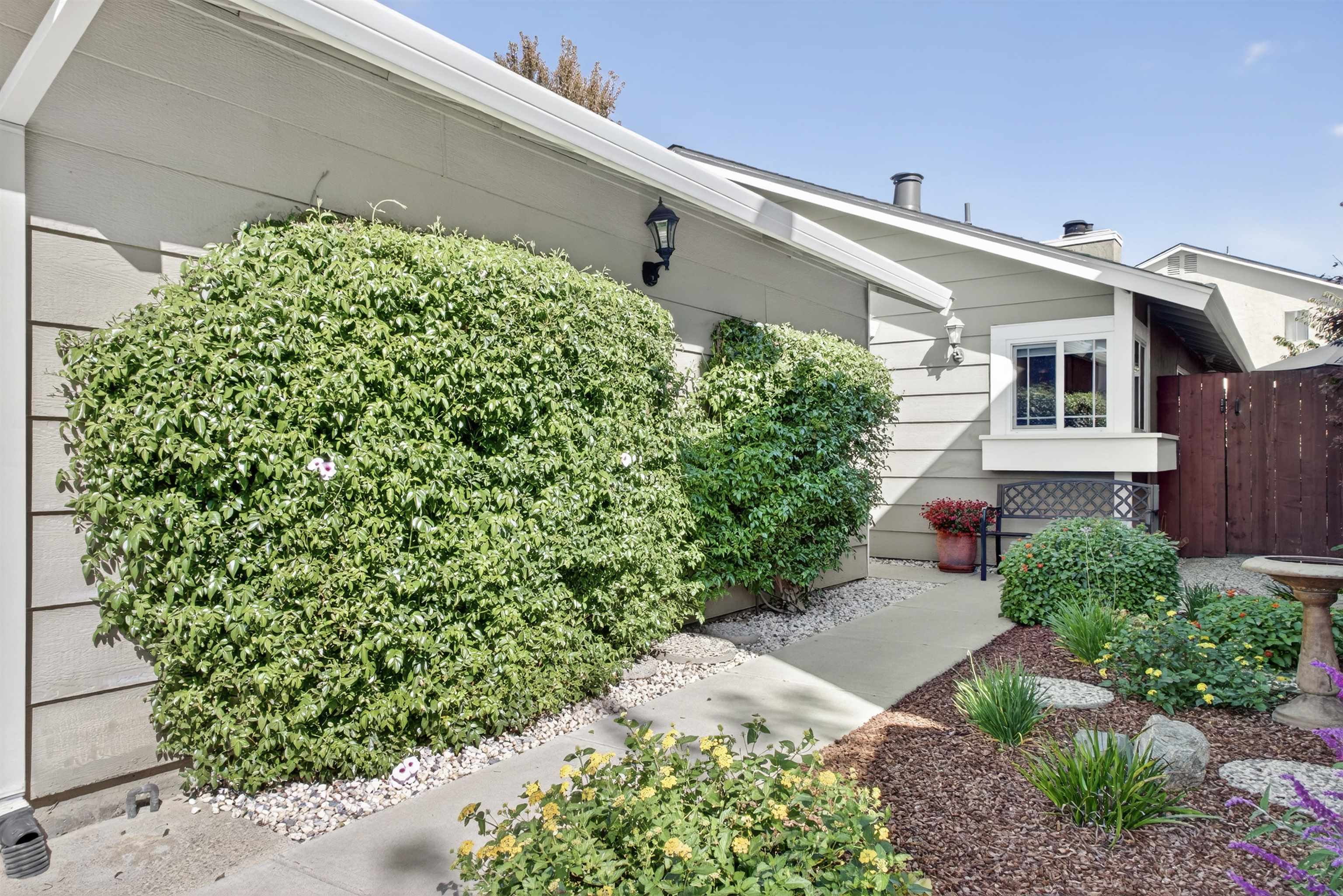 Detail Gallery Image 4 of 30 For 2229 Delucchi Drive, Pleasanton,  CA 94588-8315 - 2 Beds | 2 Baths