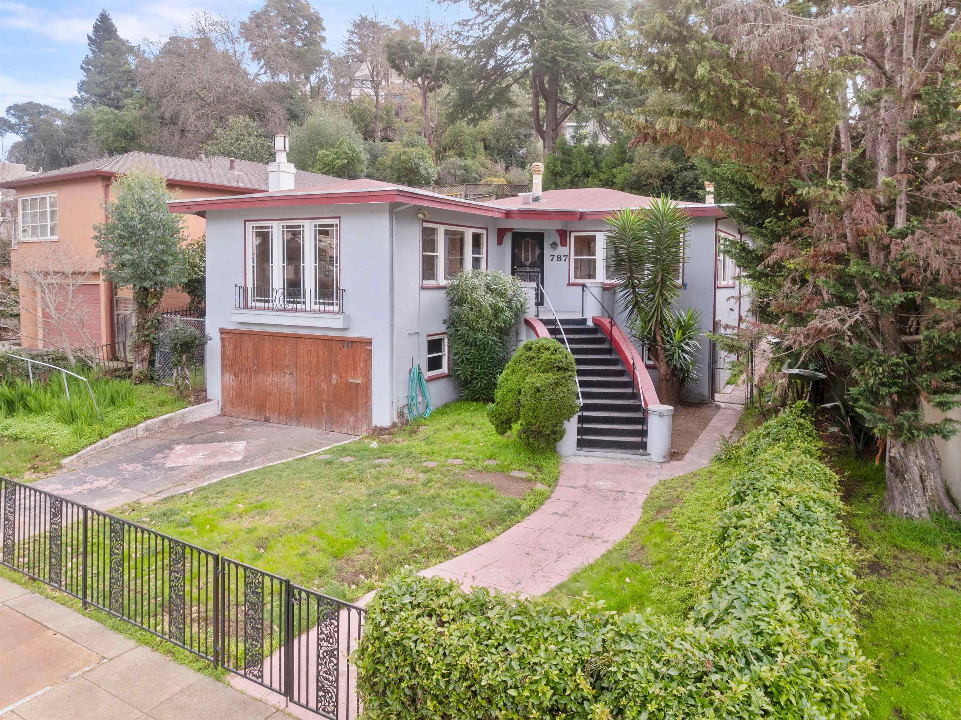 Detail Gallery Image 2 of 38 For 787 Mandana Blvd, Oakland,  CA 94610 - 3 Beds | 1/1 Baths