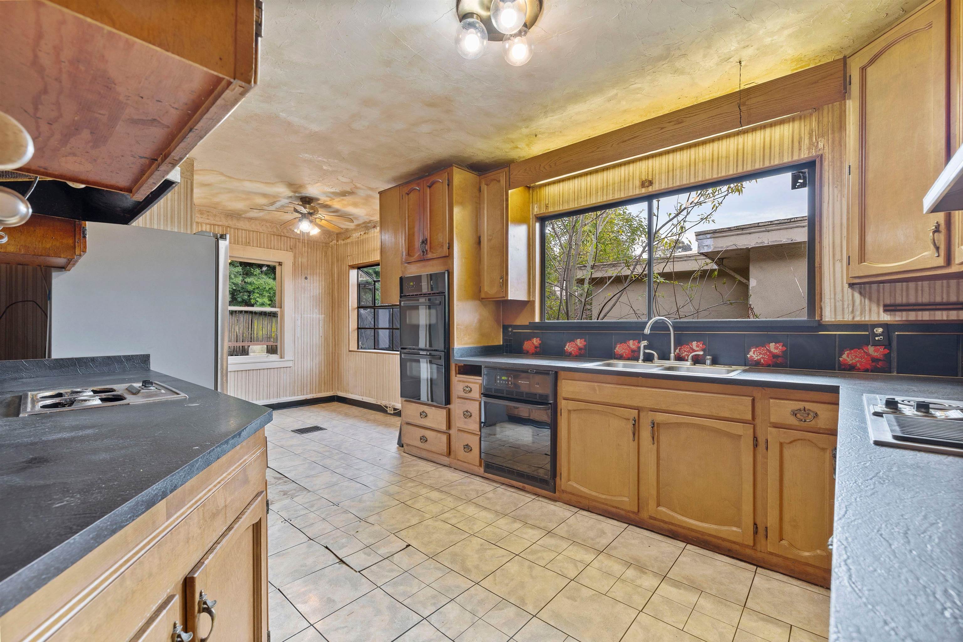 Detail Gallery Image 13 of 38 For 787 Mandana Blvd, Oakland,  CA 94610 - 3 Beds | 1/1 Baths