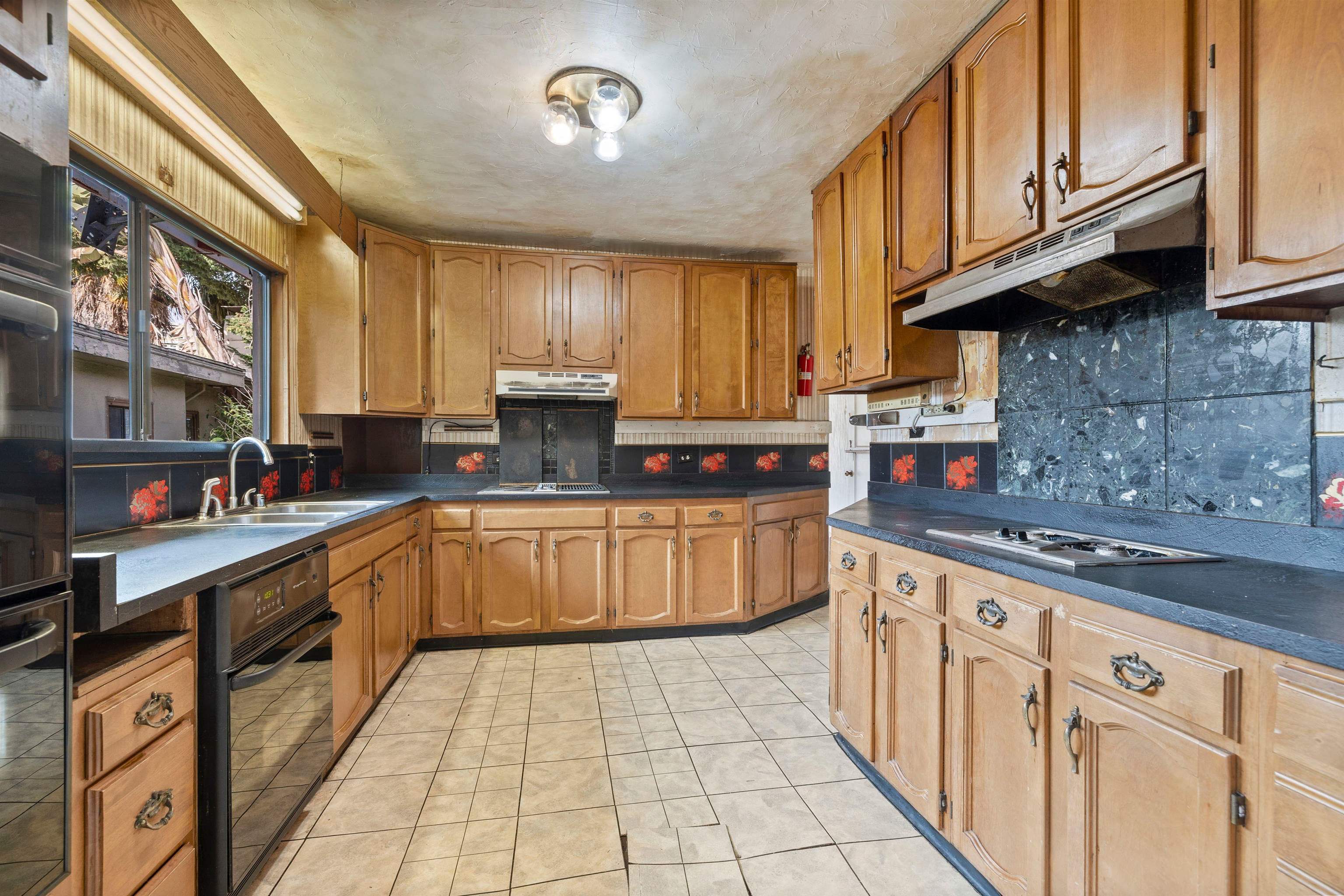 Detail Gallery Image 14 of 38 For 787 Mandana Blvd, Oakland,  CA 94610 - 3 Beds | 1/1 Baths