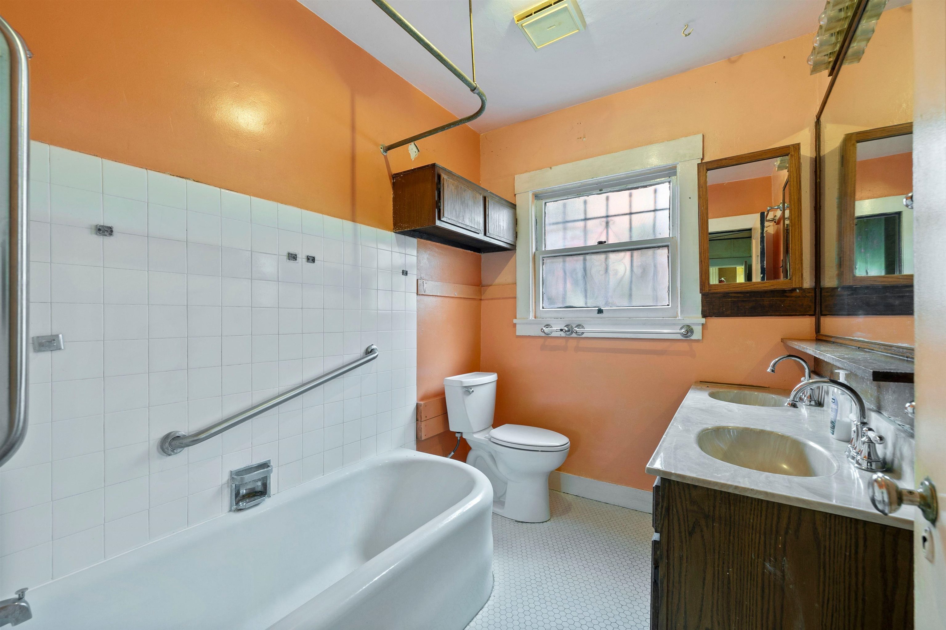 Detail Gallery Image 21 of 38 For 787 Mandana Blvd, Oakland,  CA 94610 - 3 Beds | 1/1 Baths