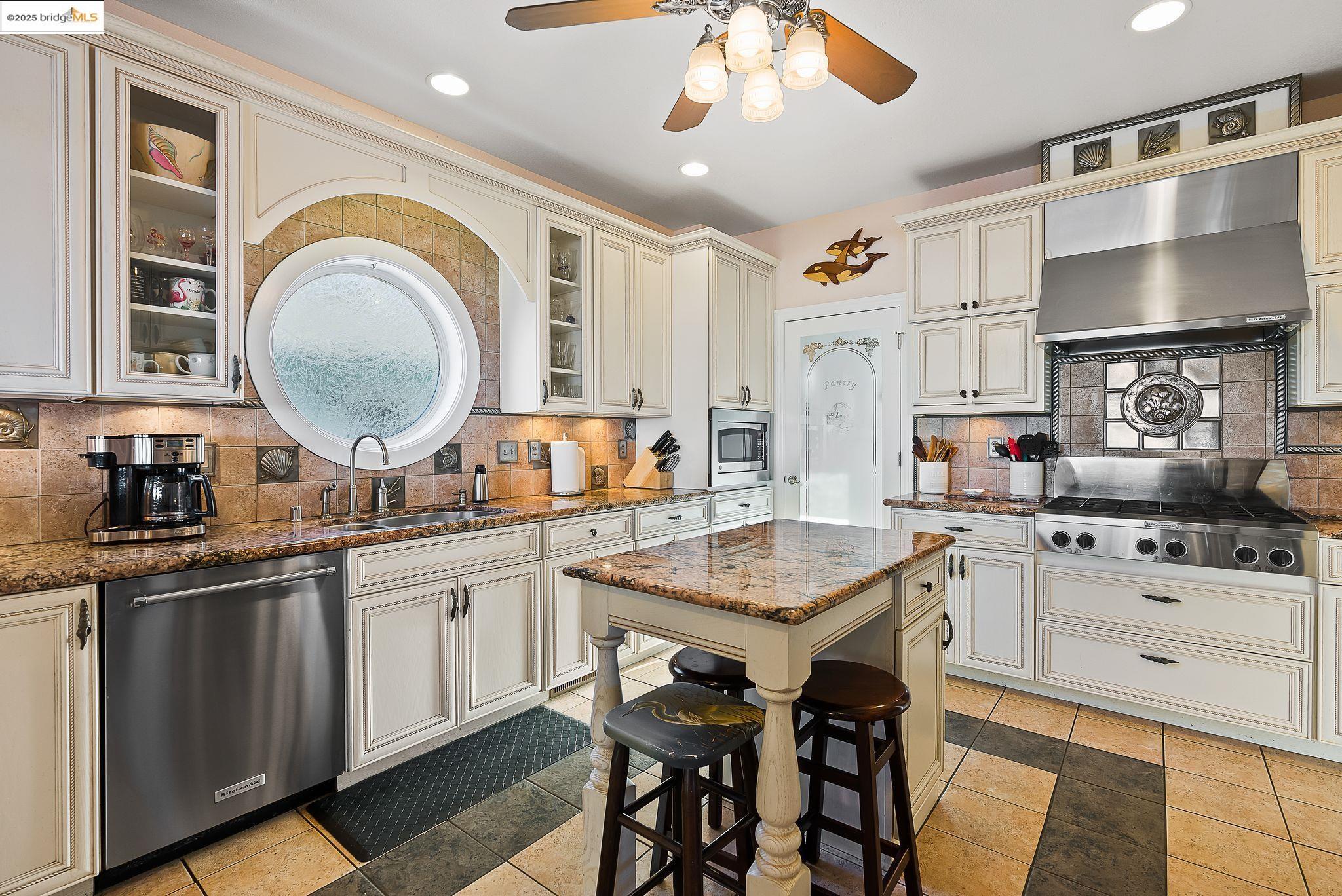 Detail Gallery Image 15 of 59 For 4415 Willow Rd, Bethel Island,  CA 94511 - 4 Beds | 4 Baths