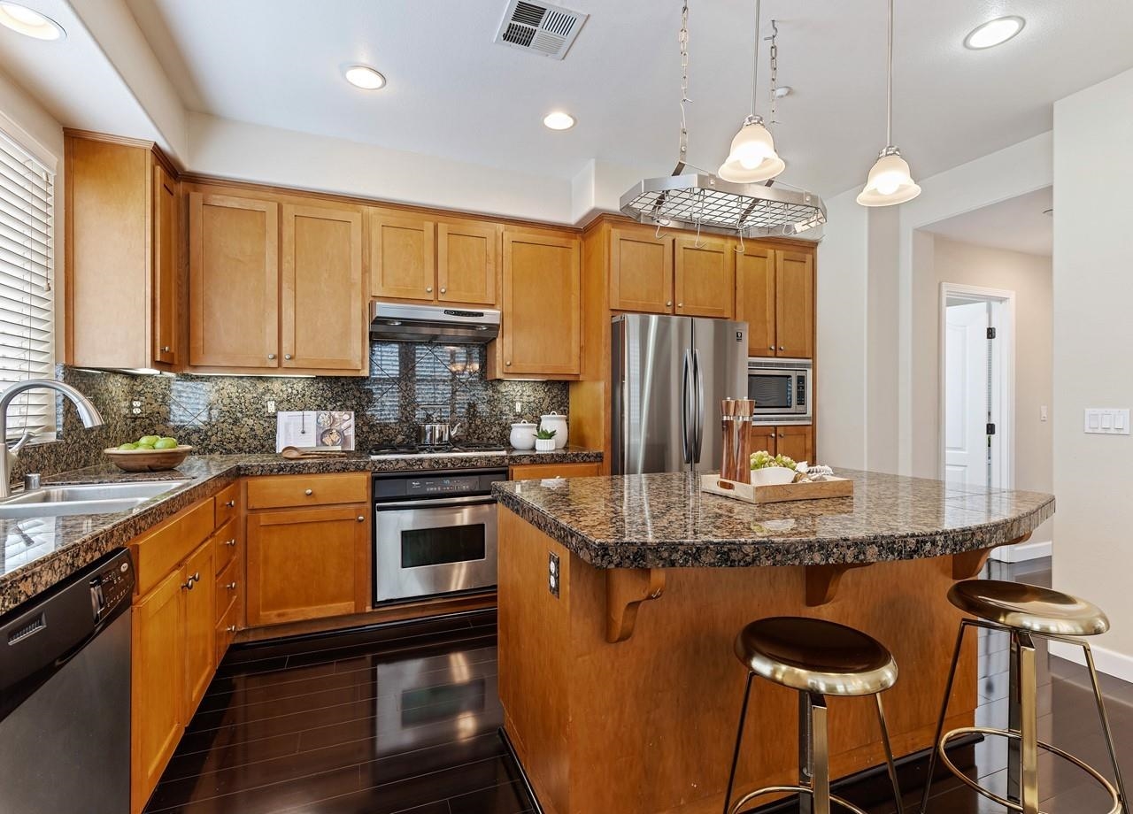 Detail Gallery Image 17 of 38 For 6020 Hillbrook Pl, Dublin,  CA 94568 - 3 Beds | 3/1 Baths