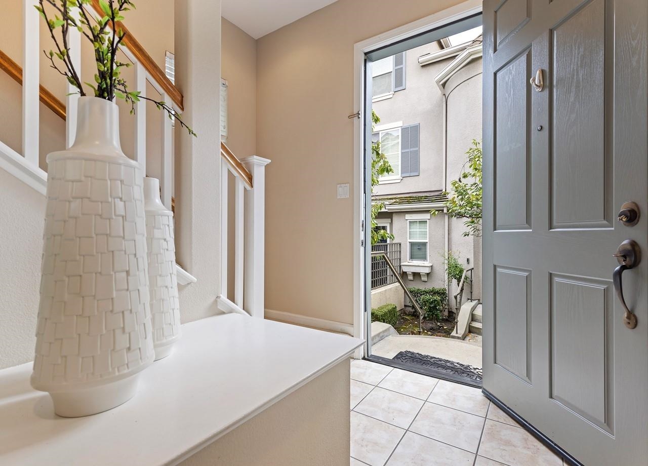 Detail Gallery Image 5 of 38 For 6020 Hillbrook Pl, Dublin,  CA 94568 - 3 Beds | 3/1 Baths