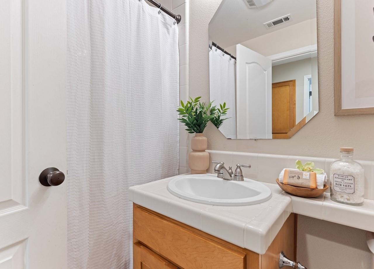 Detail Gallery Image 8 of 38 For 6020 Hillbrook Pl, Dublin,  CA 94568 - 3 Beds | 3/1 Baths