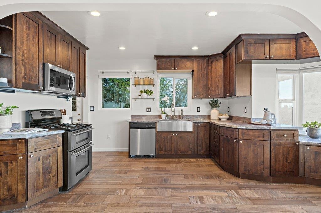 Detail Gallery Image 14 of 57 For 6121 Chelton Drive, Oakland,  CA 94611 - 2 Beds | 1/1 Baths