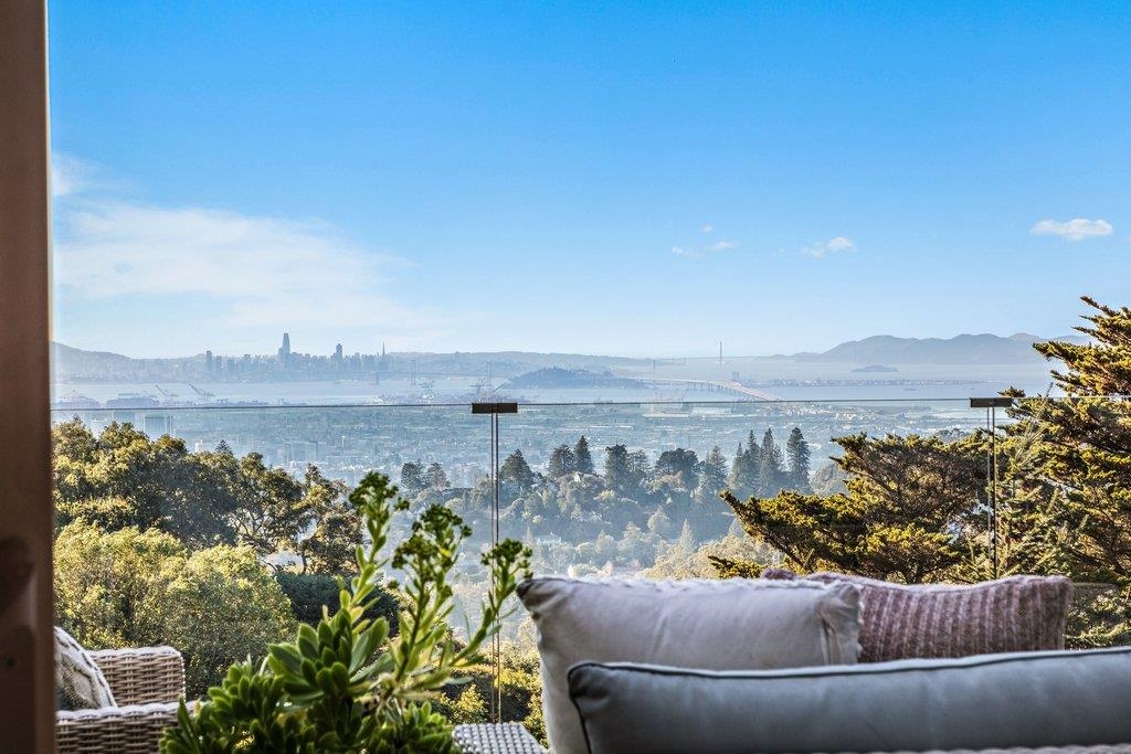 Detail Gallery Image 18 of 57 For 6121 Chelton Drive, Oakland,  CA 94611 - 2 Beds | 1/1 Baths