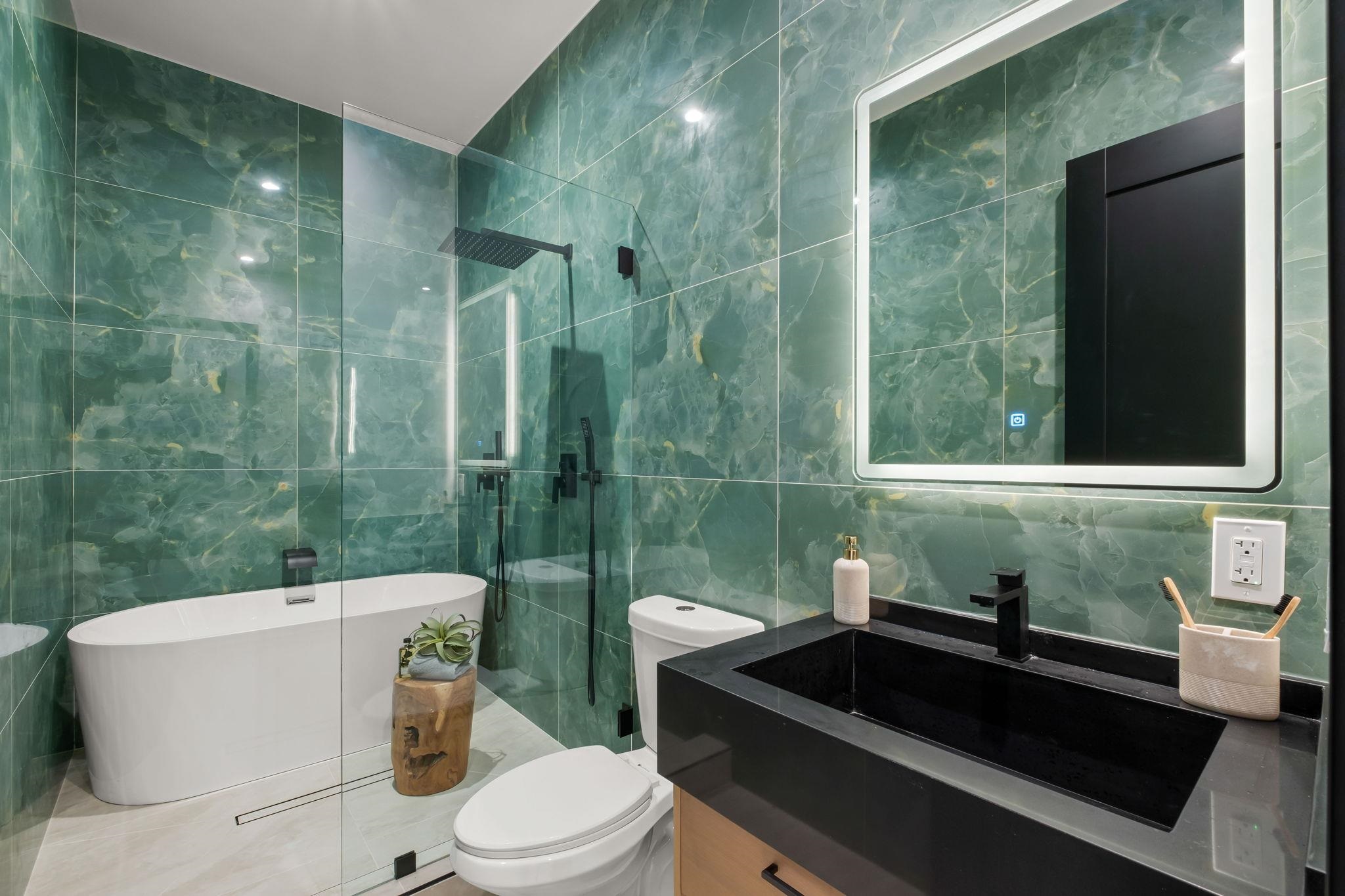 Detail Gallery Image 18 of 58 For 5229 Miles Ave, Oakland,  CA 94618 - 6 Beds | 6/1 Baths