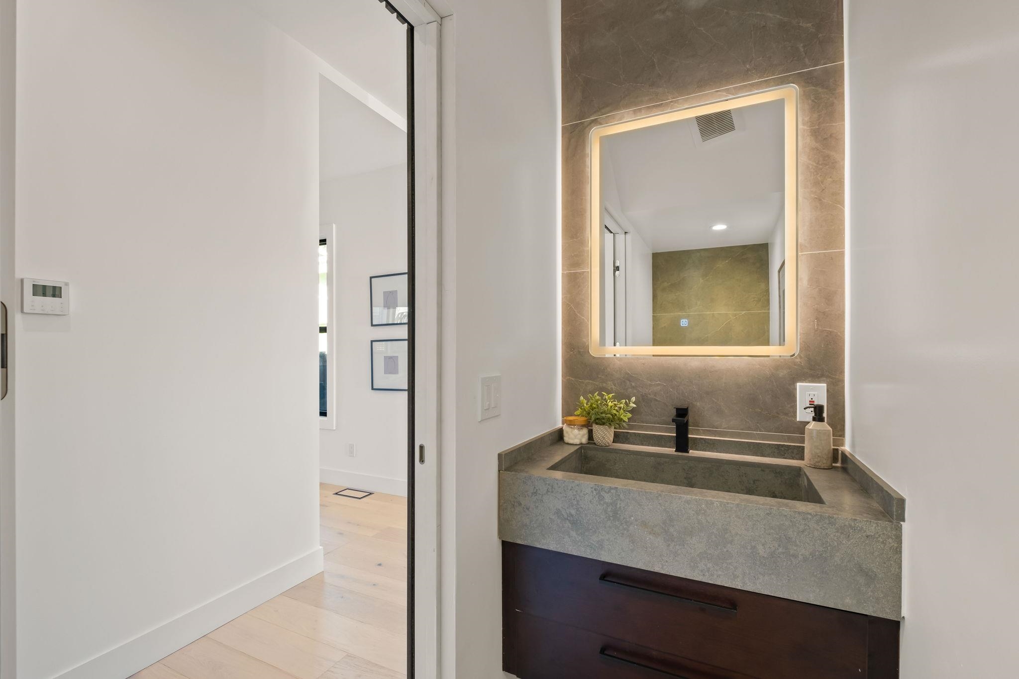 Detail Gallery Image 9 of 58 For 5229 Miles Ave, Oakland,  CA 94618 - 6 Beds | 6/1 Baths