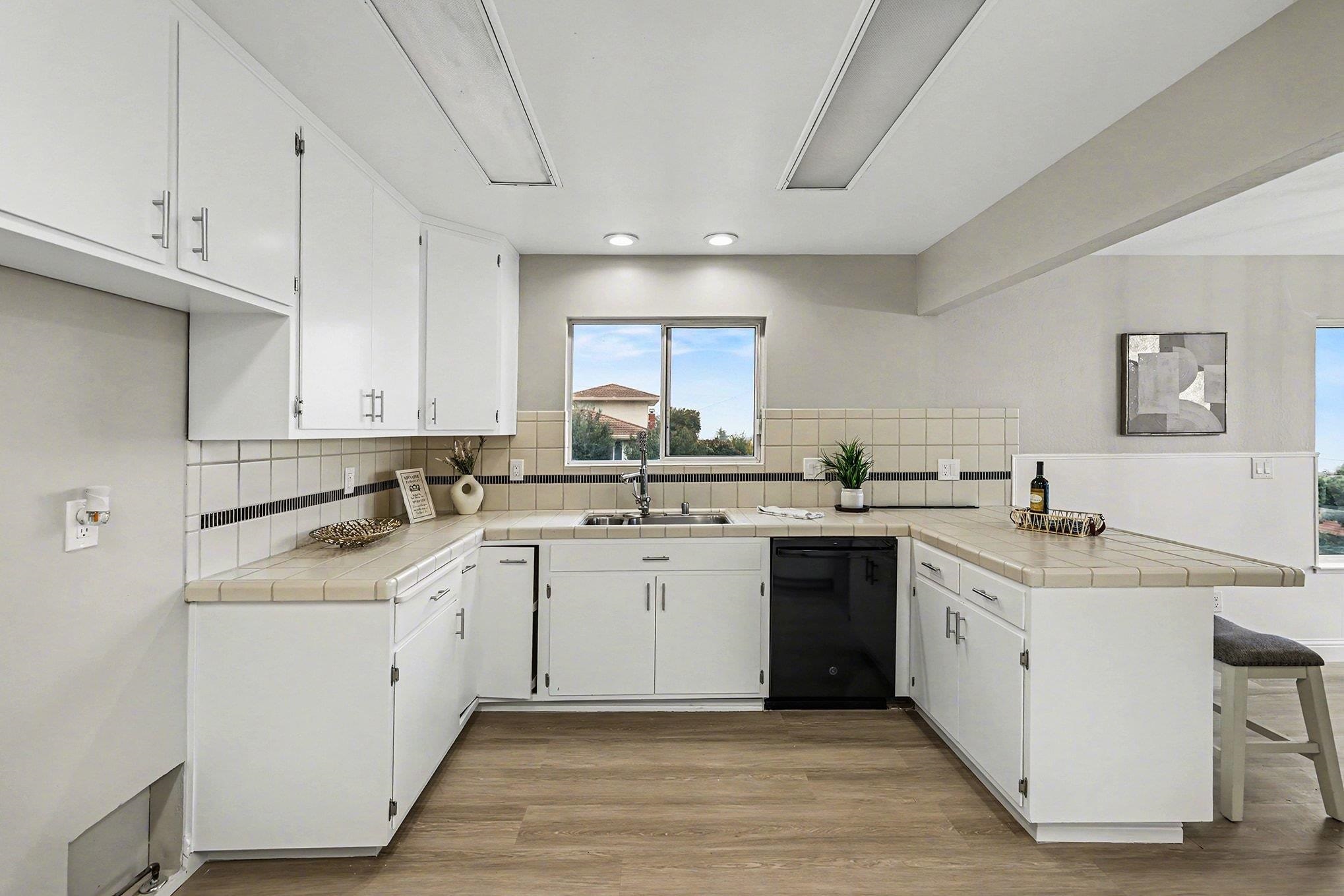 Detail Gallery Image 8 of 29 For 6 Lake St, Pittsburg,  CA 94565 - 5 Beds | 3 Baths