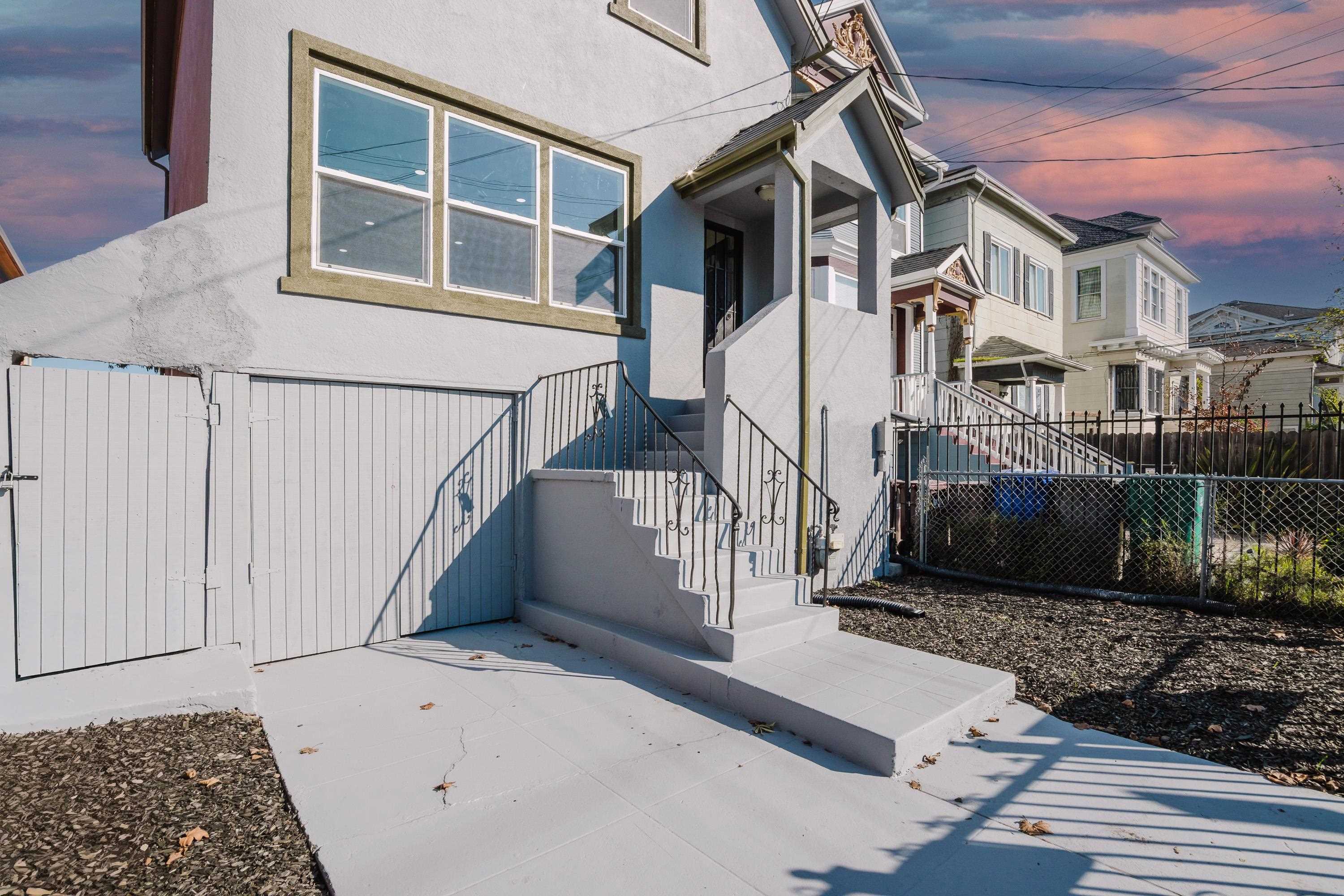 Detail Gallery Image 2 of 33 For 1778 8th St, Oakland,  CA 94607 - 6 Beds | 3 Baths