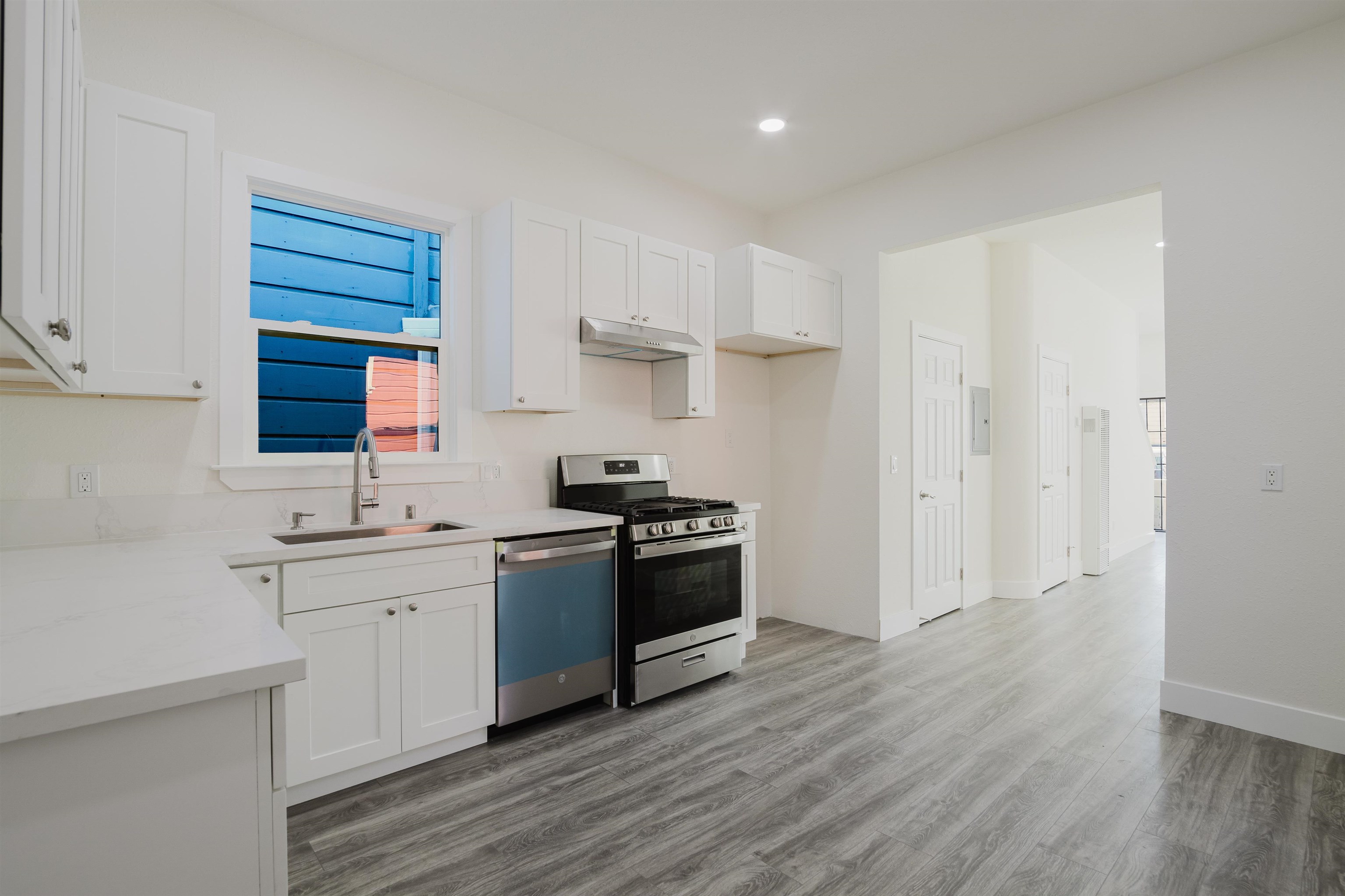 Detail Gallery Image 3 of 33 For 1778 8th St, Oakland,  CA 94607 - 6 Beds | 3 Baths