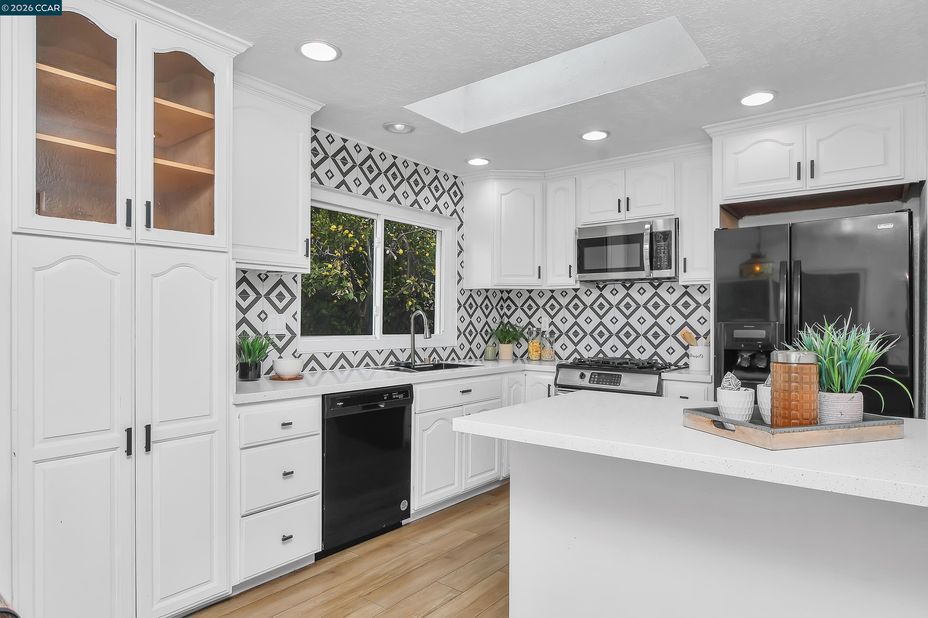 Detail Gallery Image 5 of 45 For 4126 Camelot Ct, Pittsburg,  CA 94565 - 4 Beds | 2 Baths