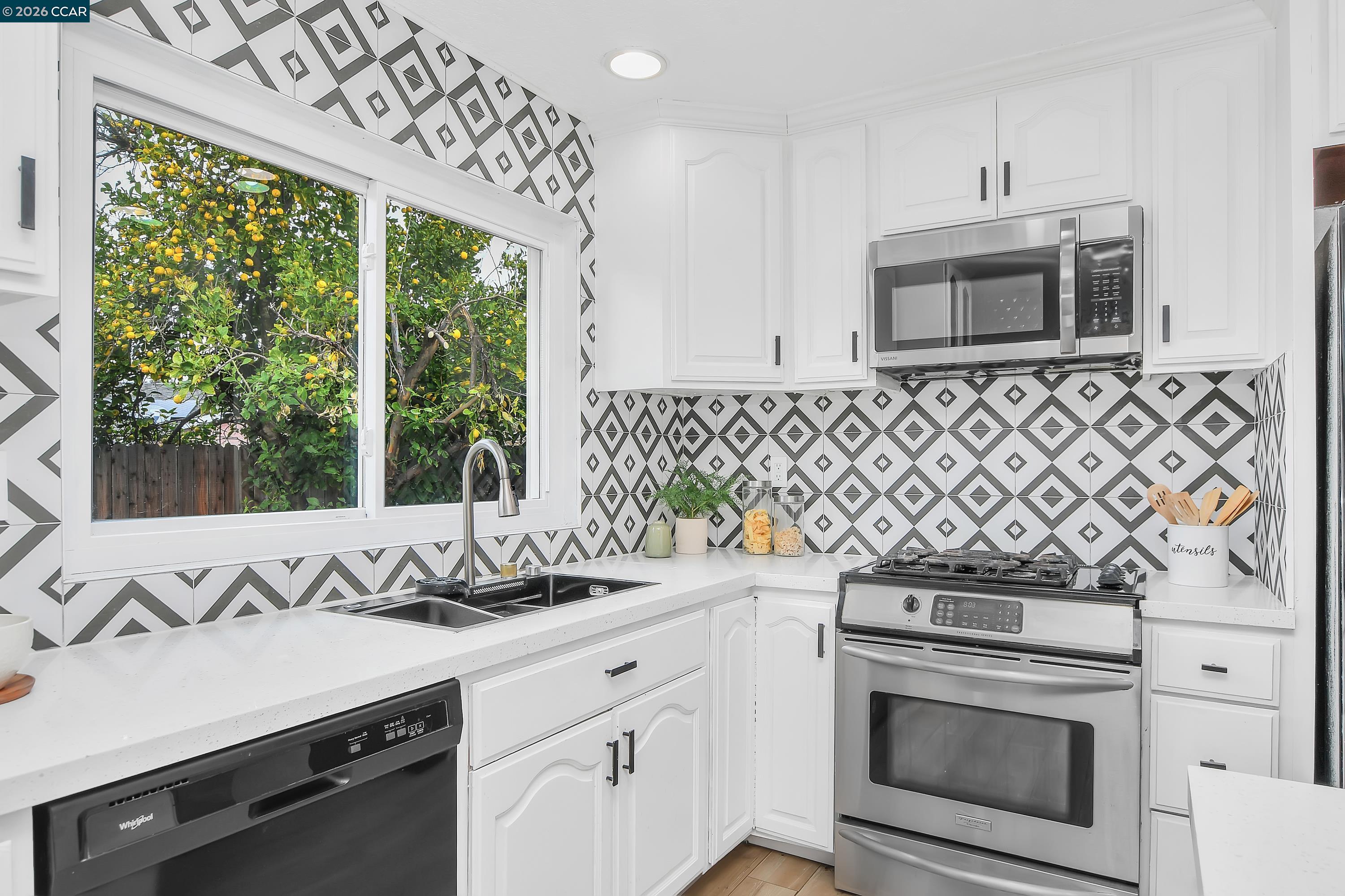 Detail Gallery Image 8 of 45 For 4126 Camelot Ct, Pittsburg,  CA 94565 - 4 Beds | 2 Baths