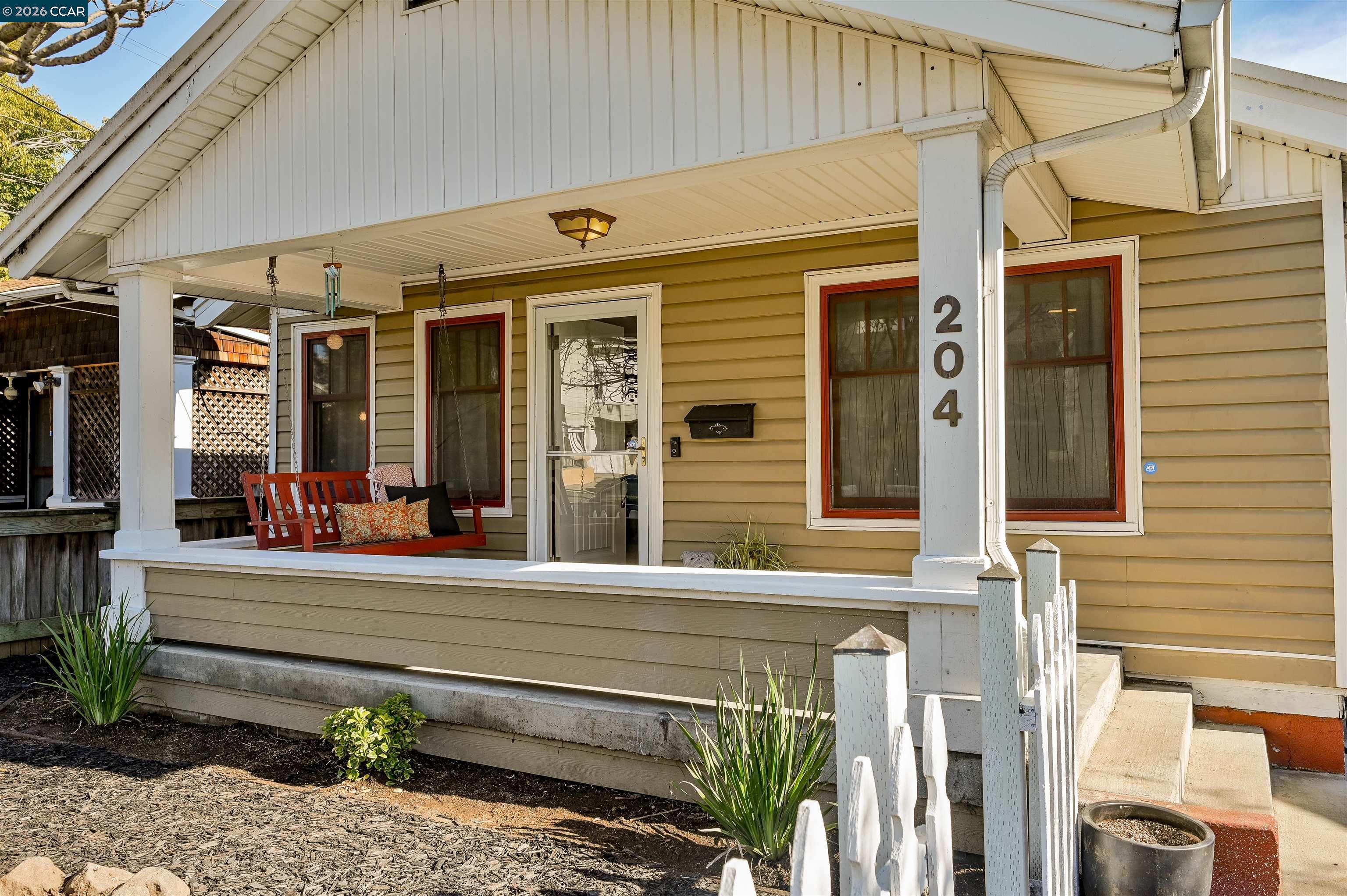 Detail Gallery Image 3 of 27 For 204 Alameda St, Vallejo,  CA 94590-6225 - 2 Beds | 1 Baths