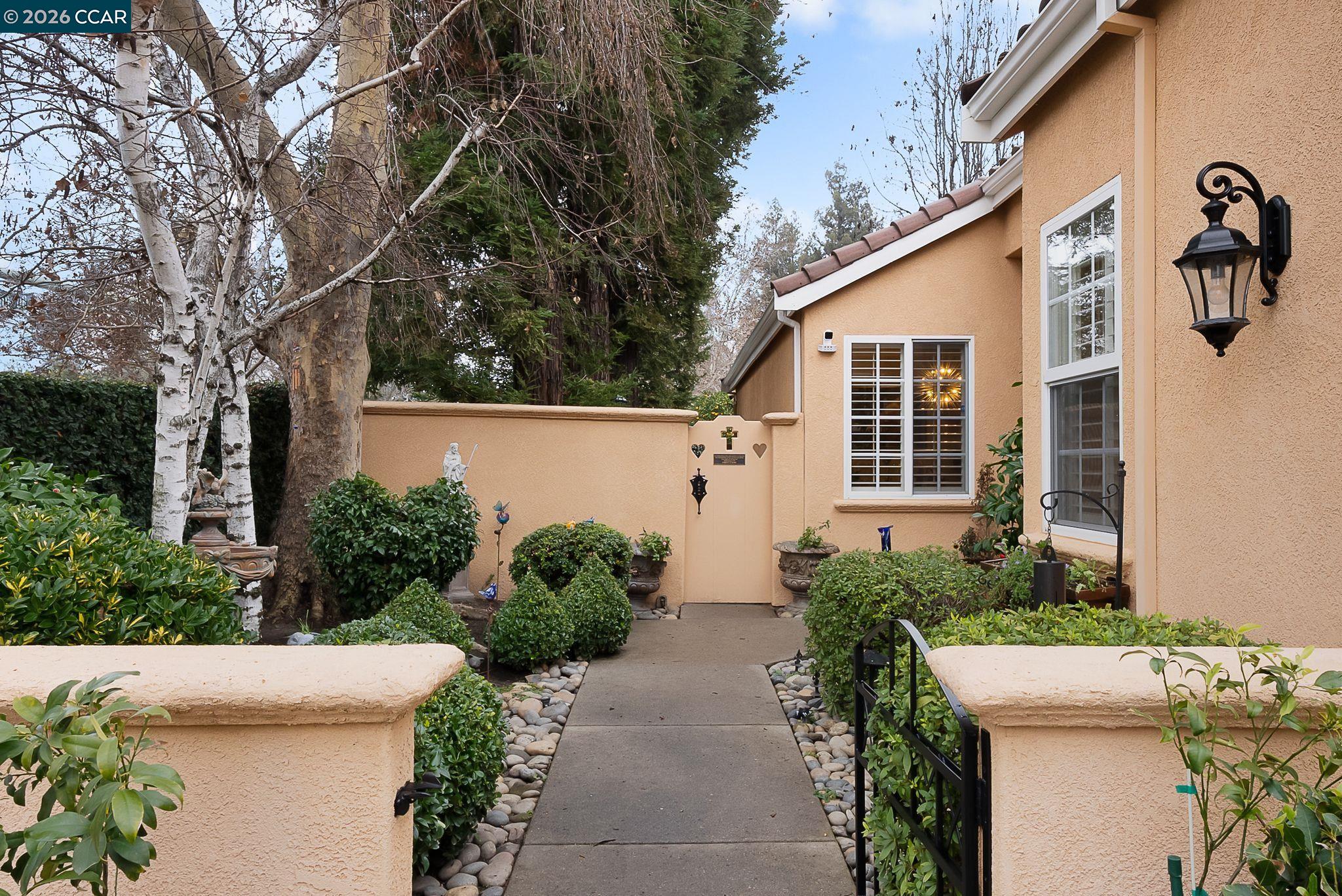 Detail Gallery Image 2 of 44 For 3607 Crystal Tree Ct, Stockton,  CA 95219 - 3 Beds | 2 Baths