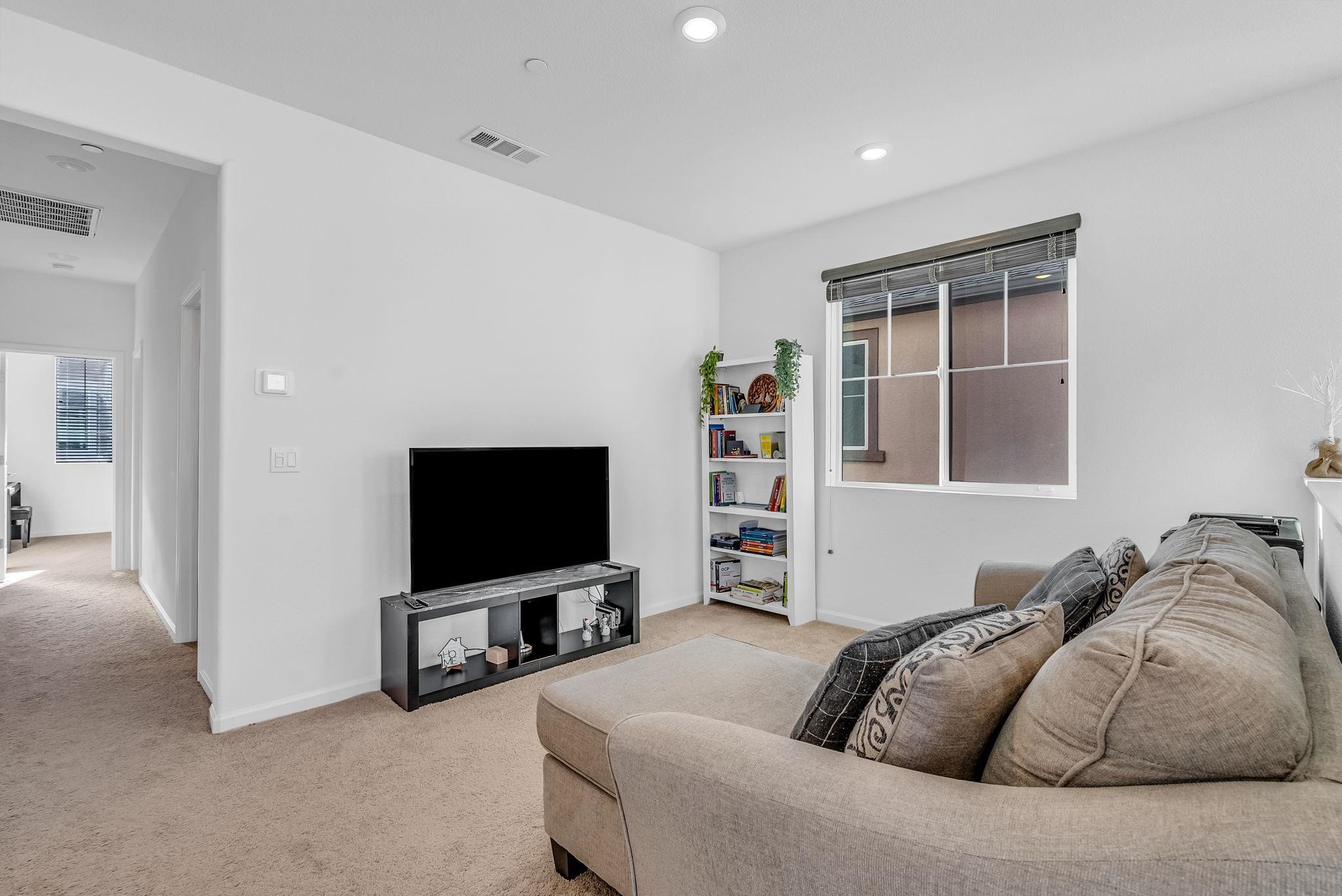 Detail Gallery Image 13 of 35 For 9 Cedar Ct, Pittsburg,  CA 94565 - 4 Beds | 2/1 Baths