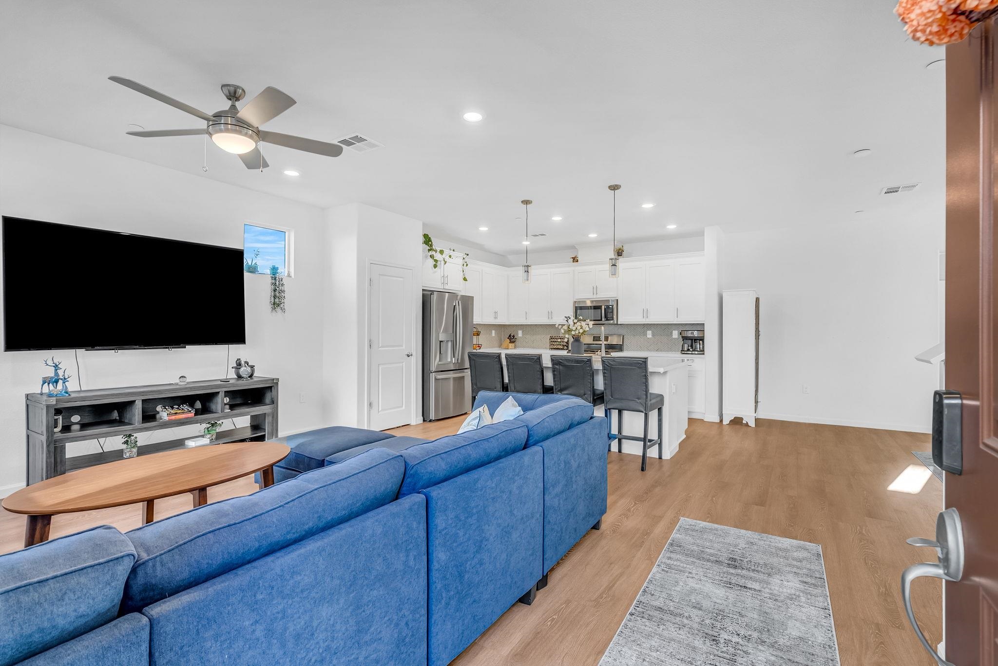 Detail Gallery Image 3 of 35 For 9 Cedar Ct, Pittsburg,  CA 94565 - 4 Beds | 2/1 Baths