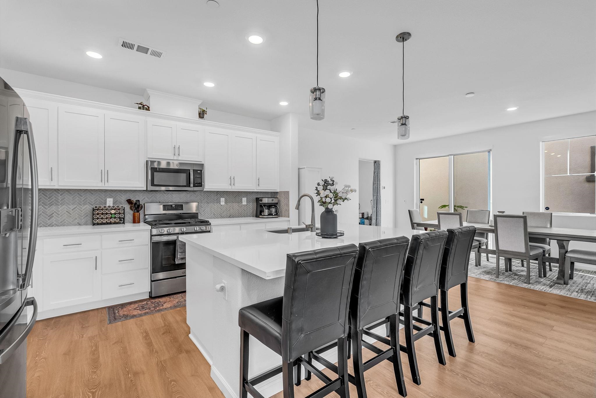 Detail Gallery Image 10 of 35 For 9 Cedar Ct, Pittsburg,  CA 94565 - 4 Beds | 2/1 Baths