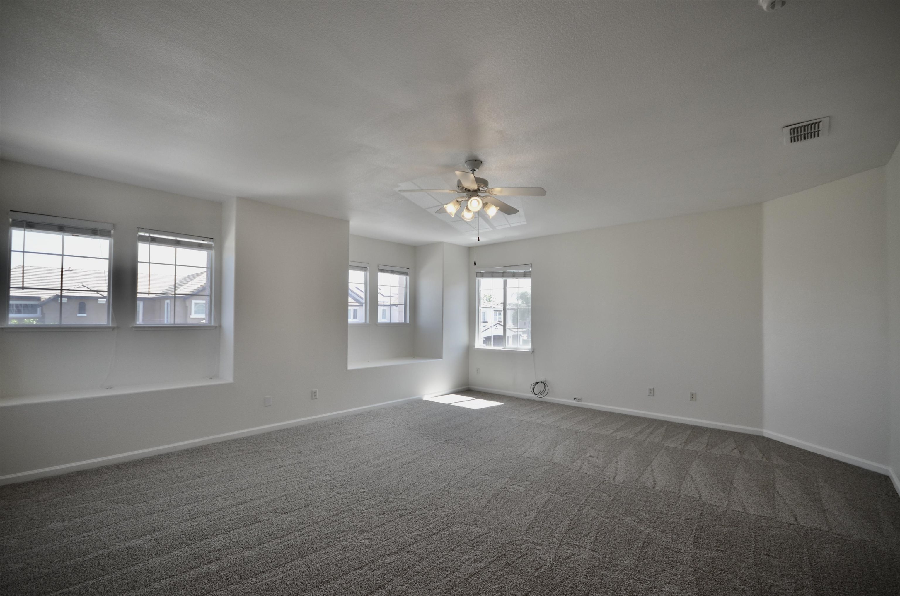 Detail Gallery Image 32 of 39 For 9416 Lyndley Plaza Way, Elk Grove,  CA 95624 - 5 Beds | 3 Baths