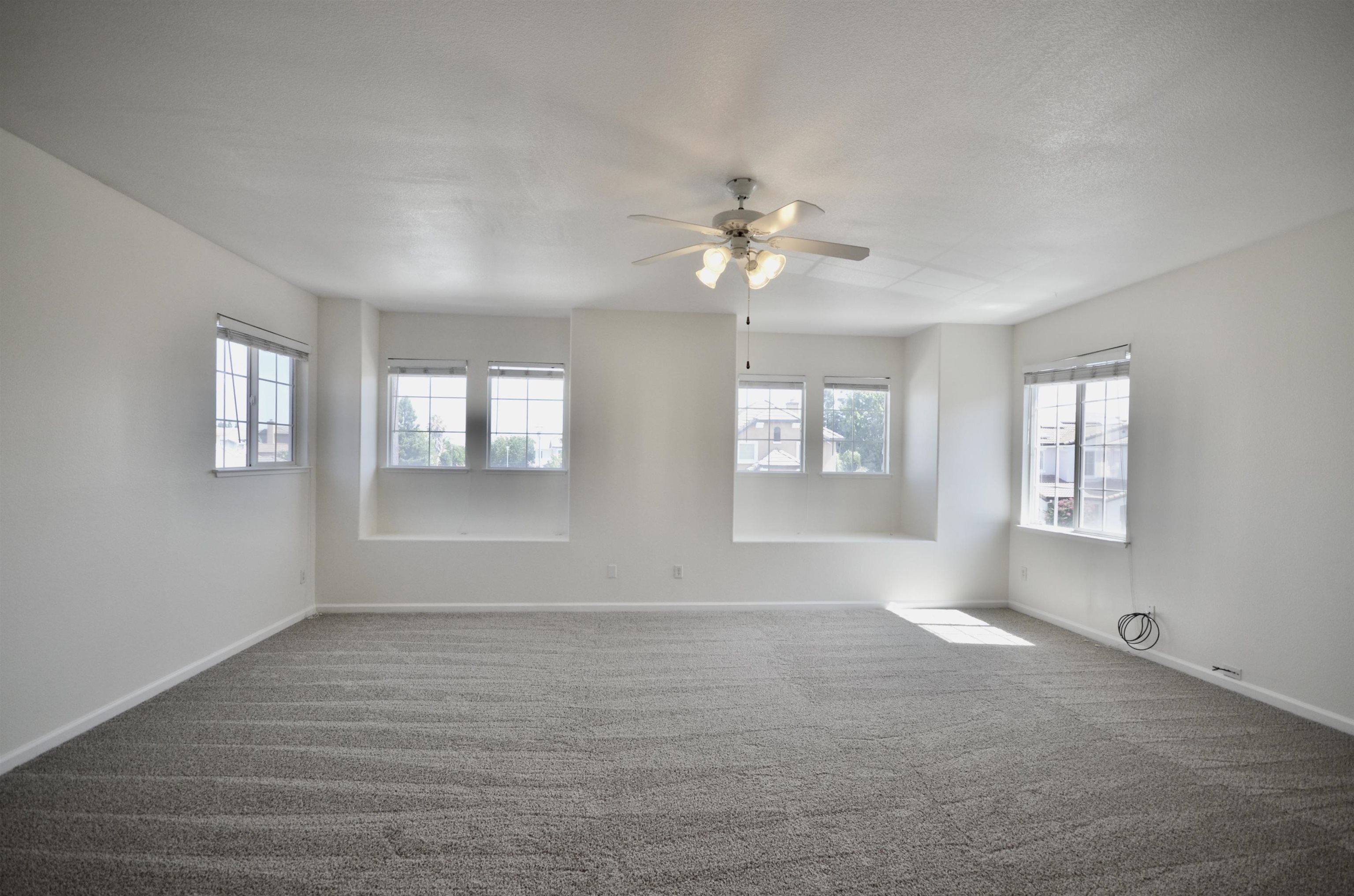 Detail Gallery Image 33 of 39 For 9416 Lyndley Plaza Way, Elk Grove,  CA 95624 - 5 Beds | 3 Baths