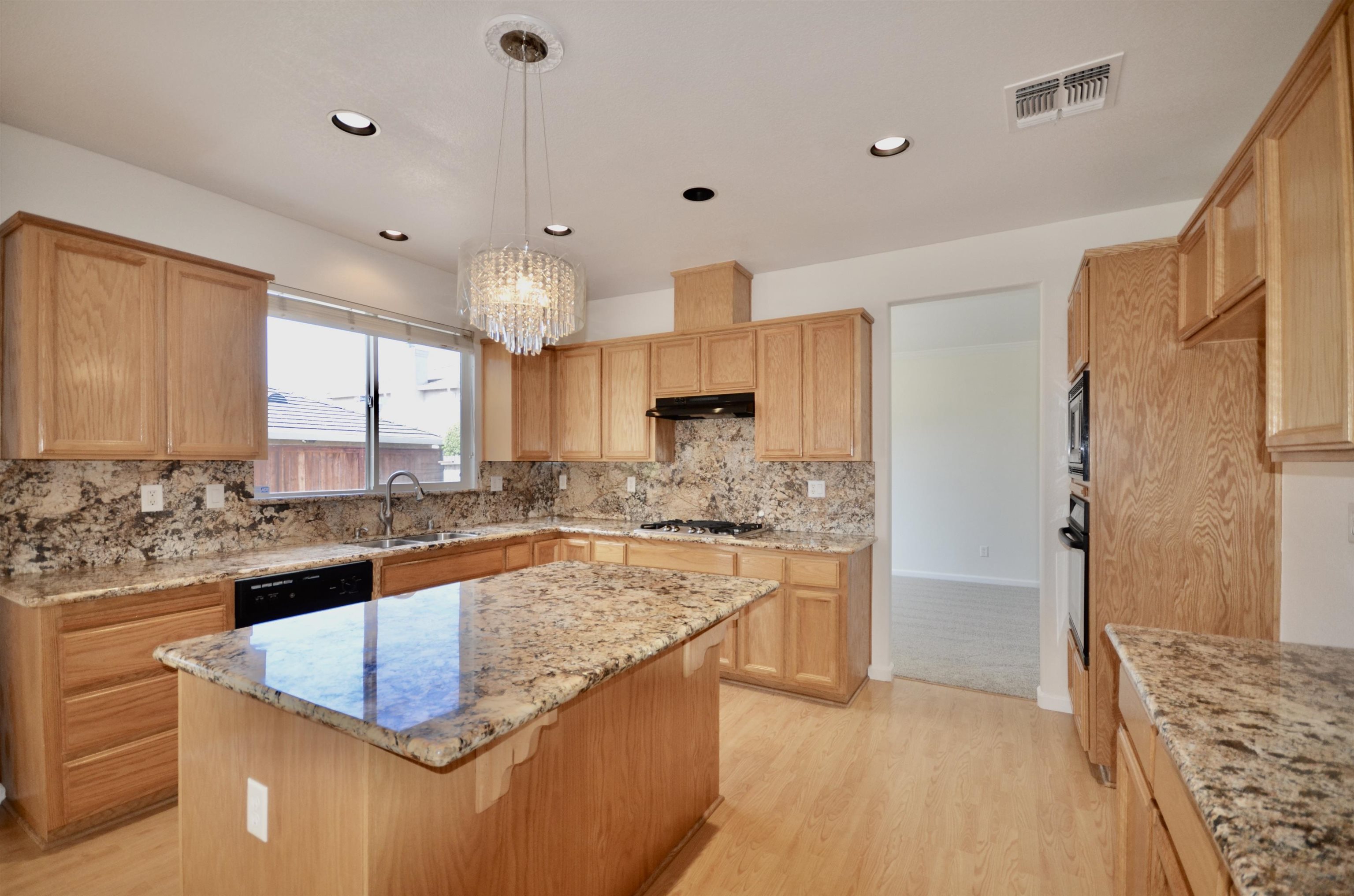 Detail Gallery Image 9 of 39 For 9416 Lyndley Plaza Way, Elk Grove,  CA 95624 - 5 Beds | 3 Baths